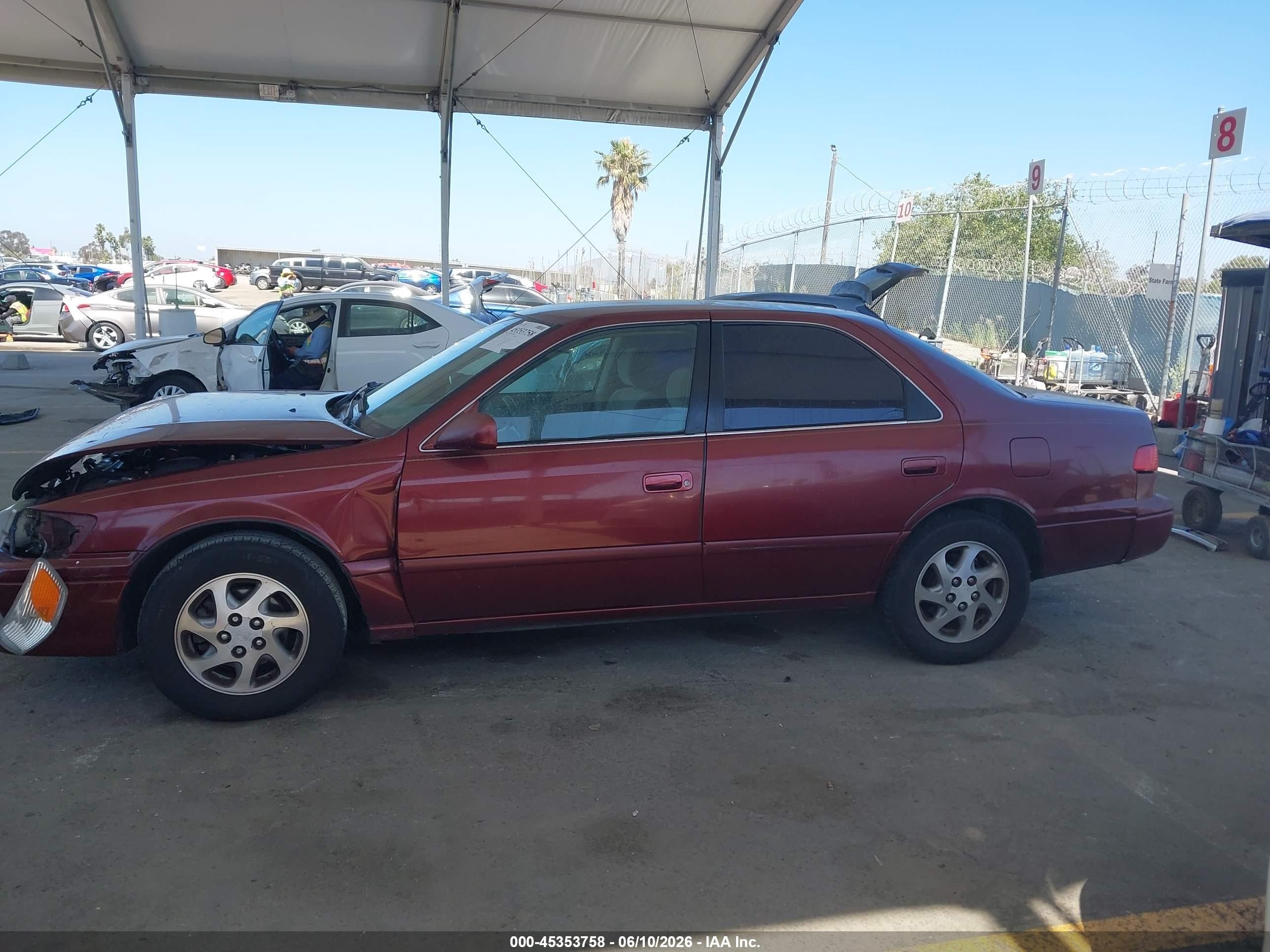 2001 Toyota Camry Le V6 Burgundy vin: 4T1BF22K11U127637