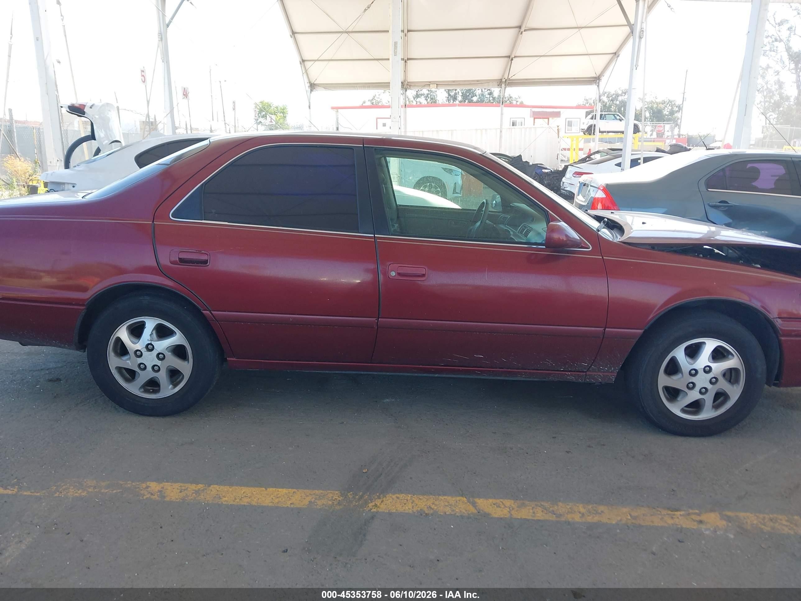 2001 Toyota Camry Le V6 Burgundy vin: 4T1BF22K11U127637