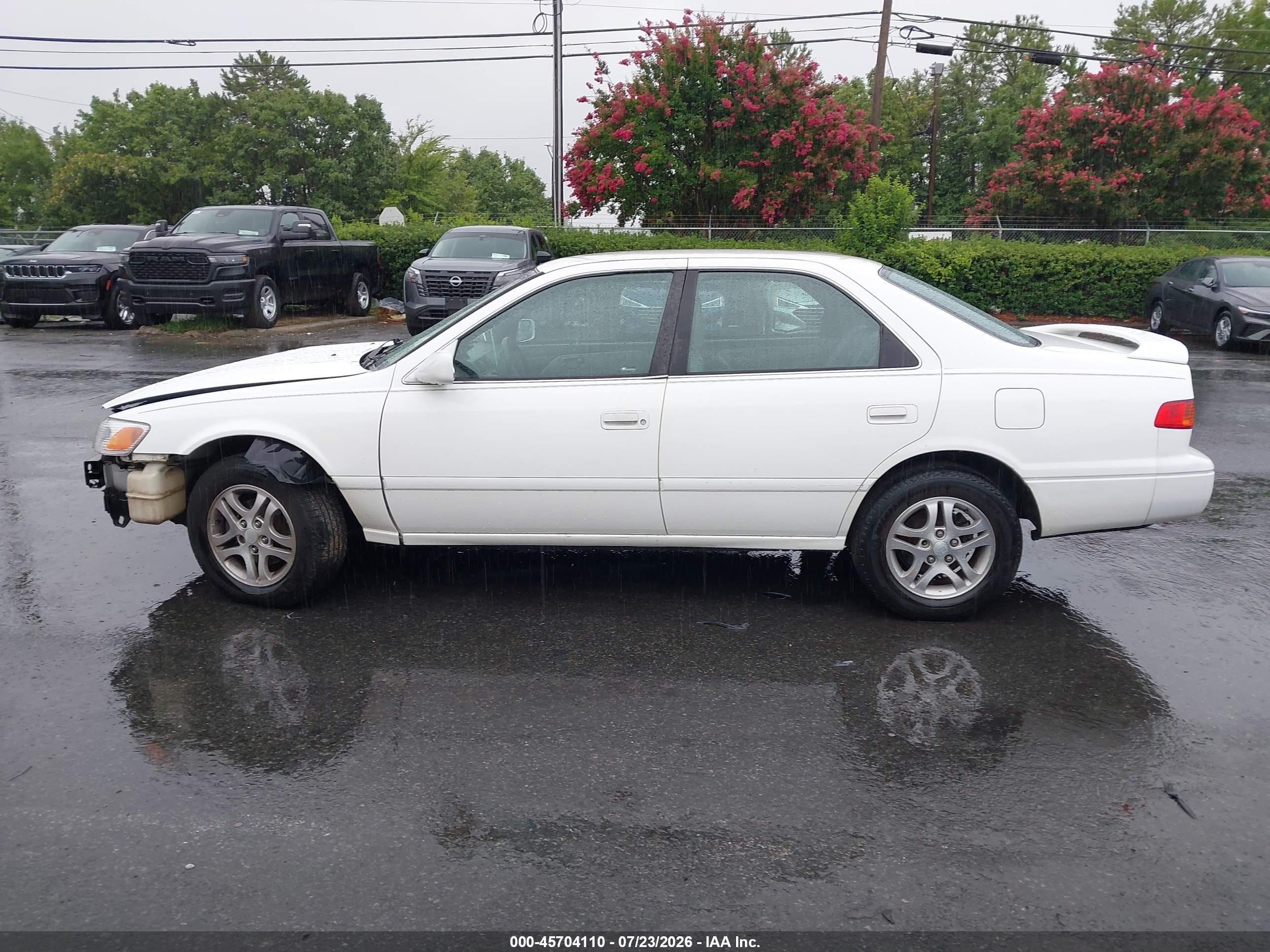 2001 Toyota Camry Le V6 White vin: 4T1BF22K11U967790