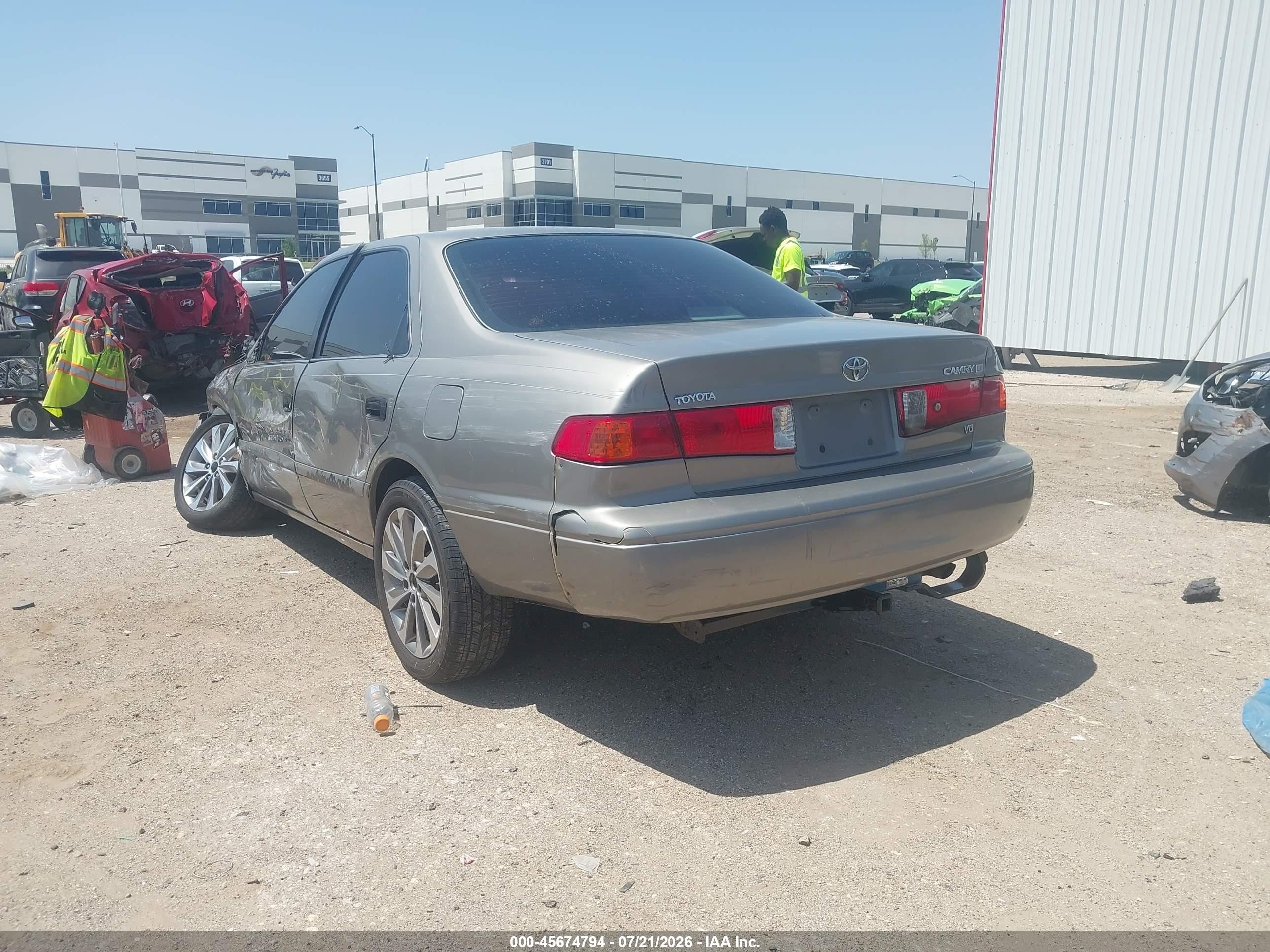 2000 Toyota Camry Le V6 Gold vin: 4T1BF22K2YU100991