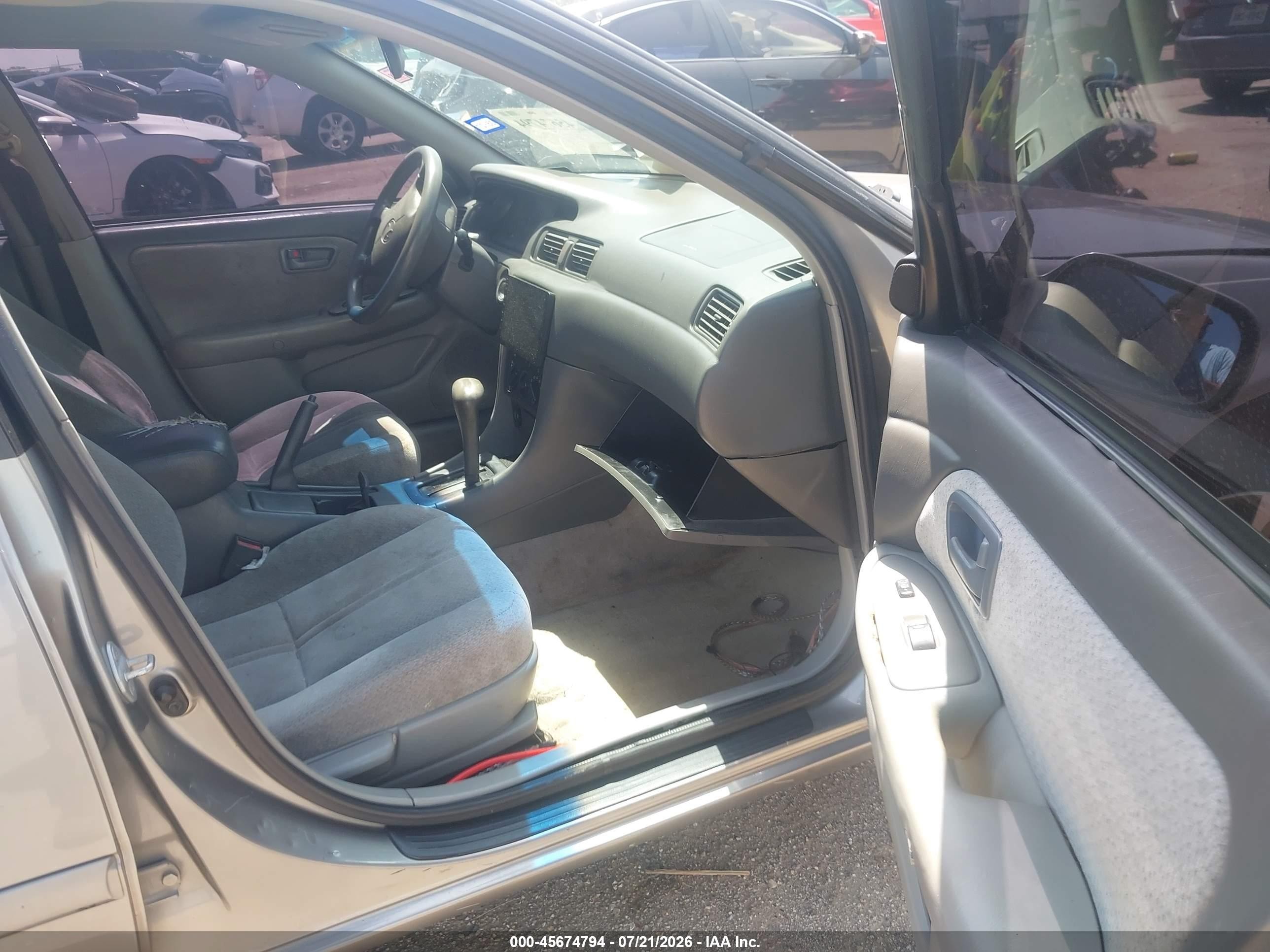 2000 Toyota Camry Le V6 Gold vin: 4T1BF22K2YU100991