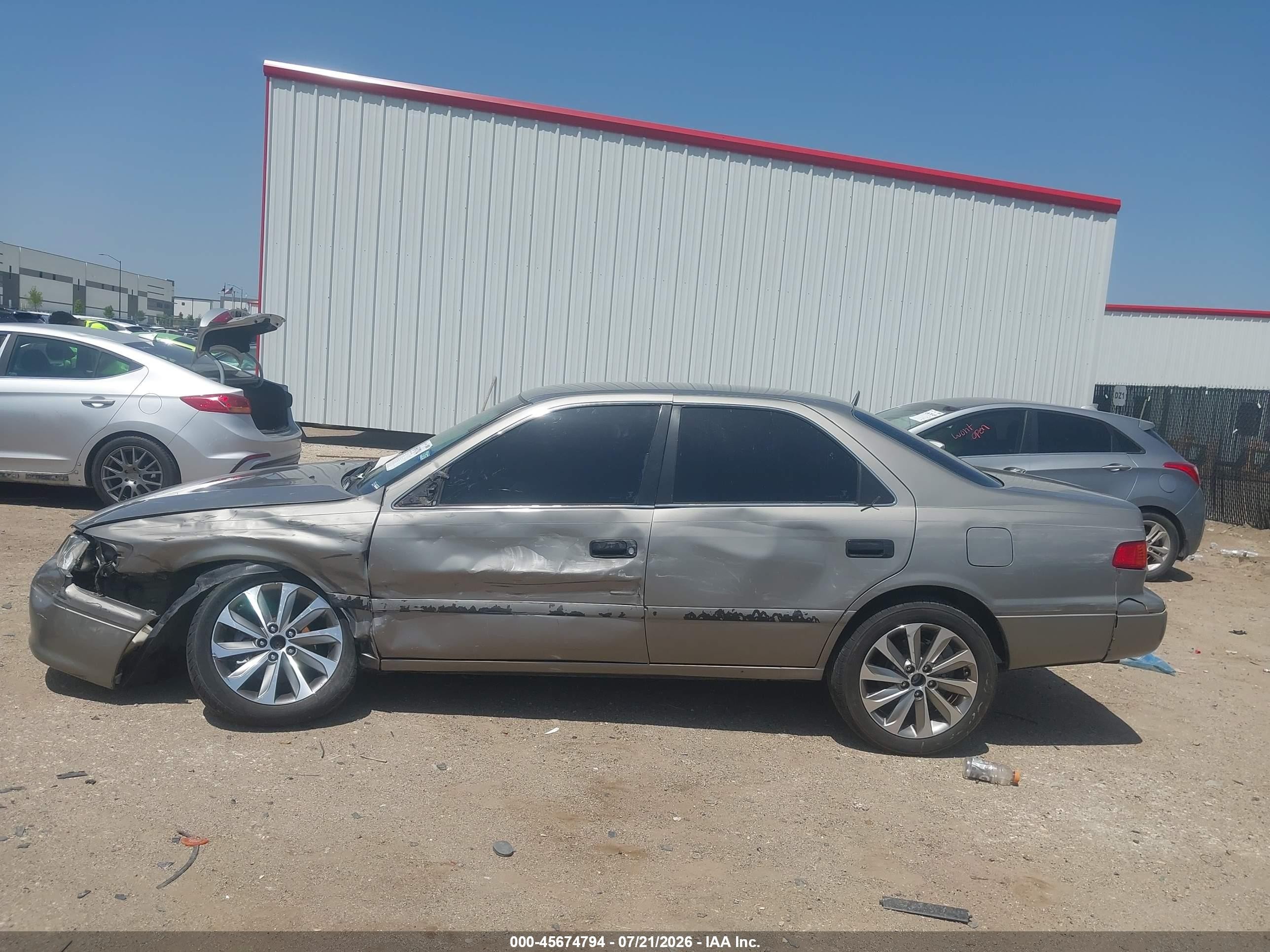 2000 Toyota Camry Le V6 Gold vin: 4T1BF22K2YU100991