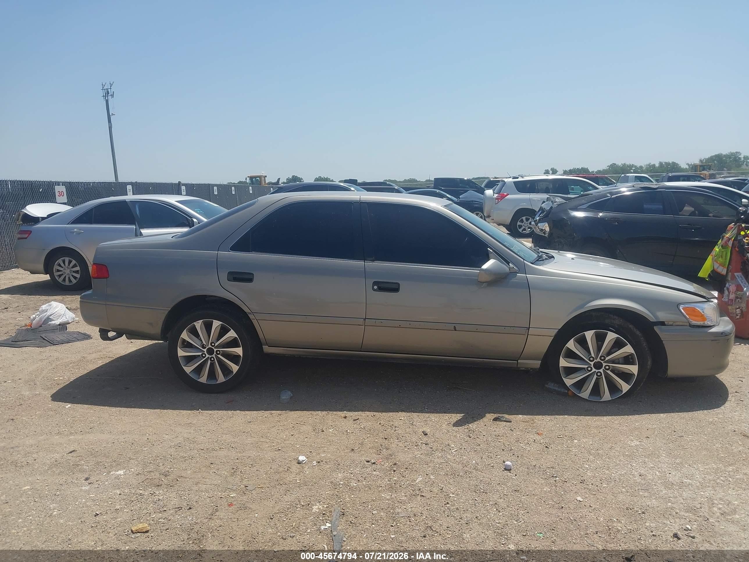 2000 Toyota Camry Le V6 Gold vin: 4T1BF22K2YU100991