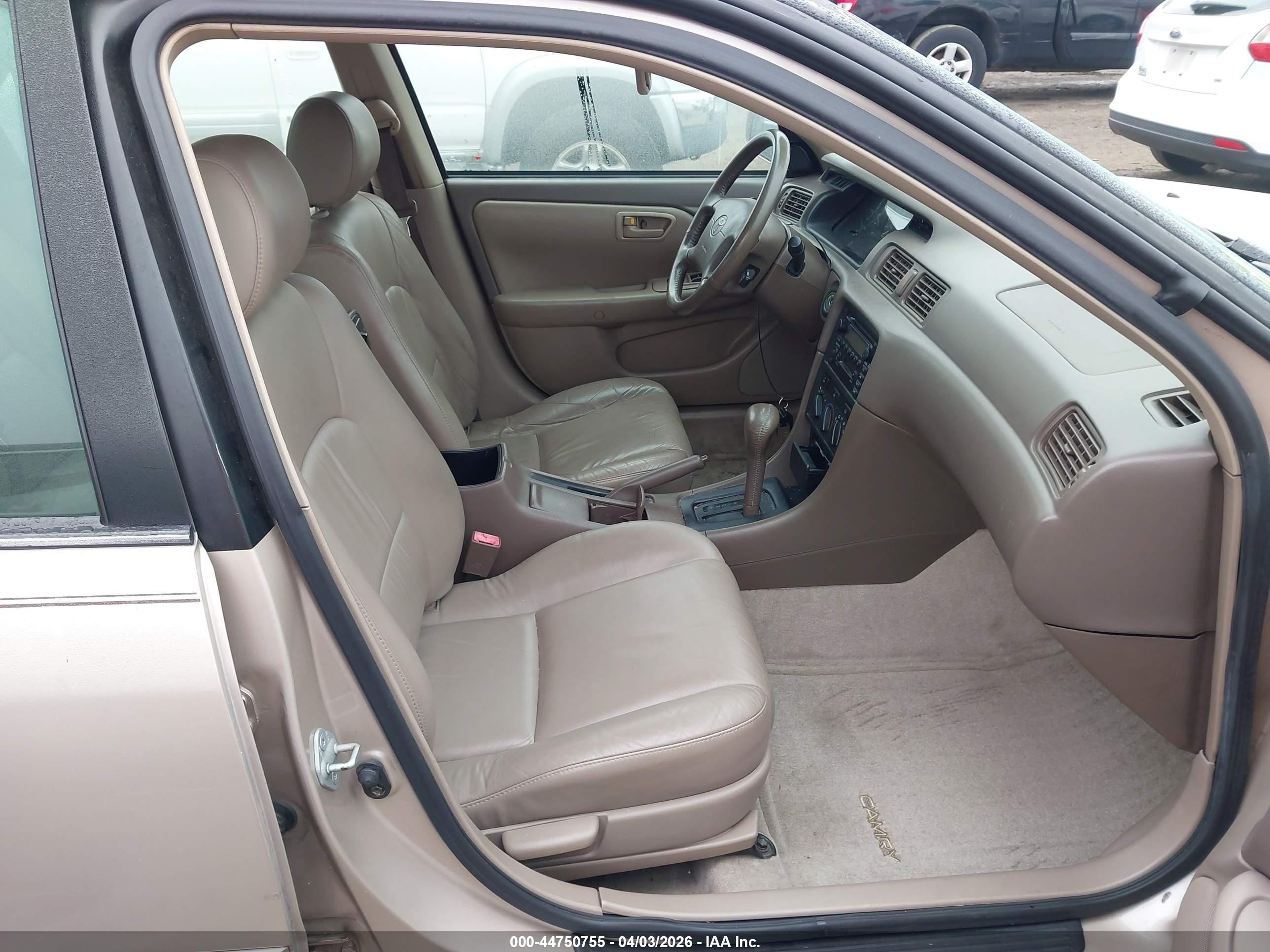 2000 Toyota Camry Le V6 Gold vin: 4T1BF22K3YU111885