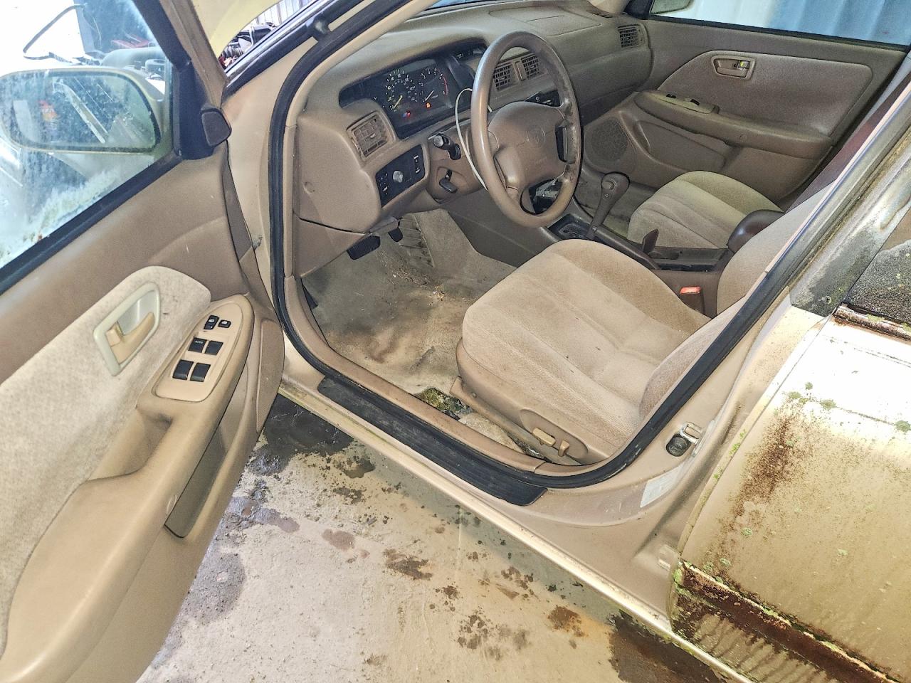 2000 Toyota Camry Le V6 Gold vin: 4T1BF22K5YU950159