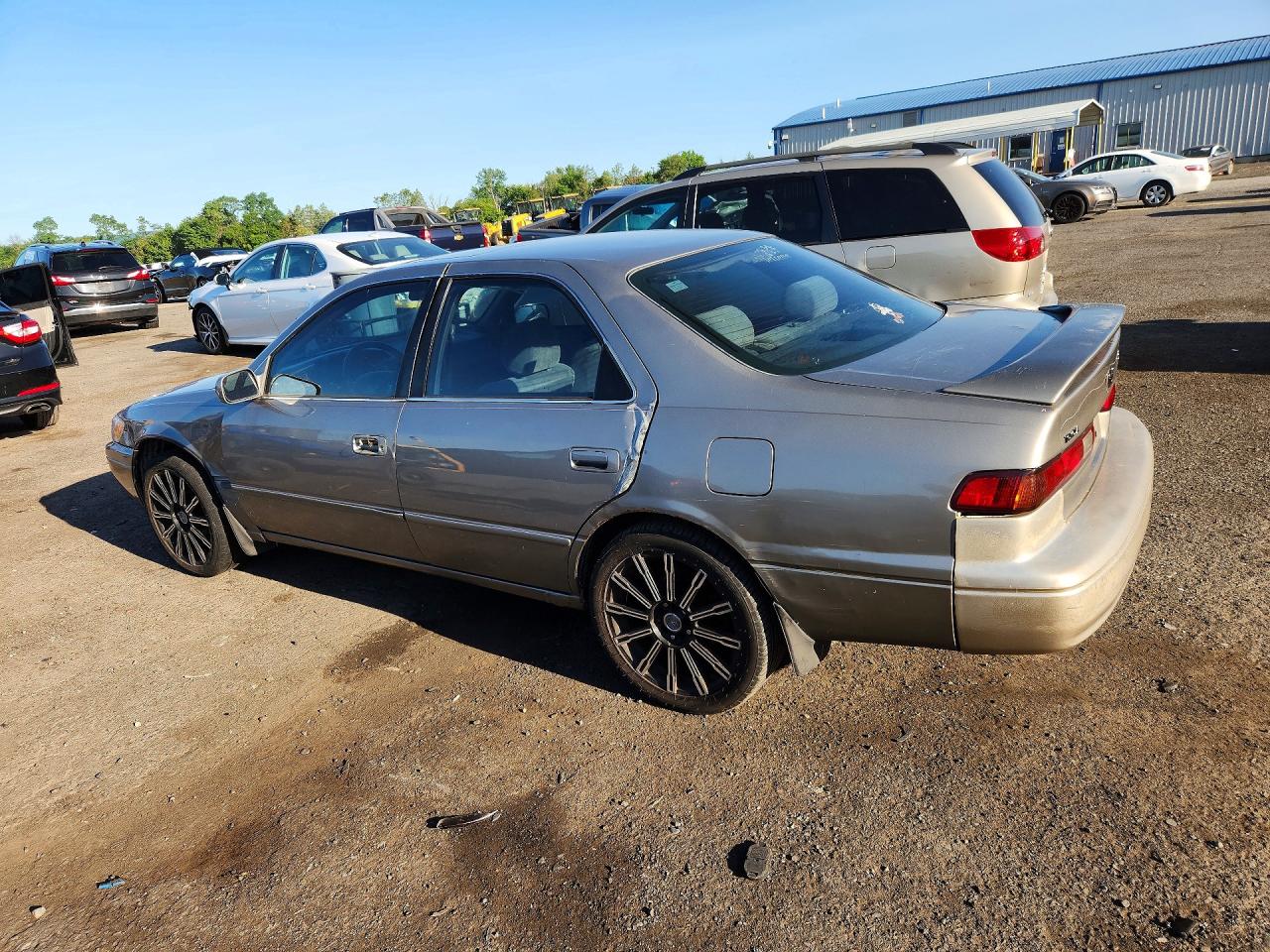 1998 Toyota Camry Le V6 Beige vin: 4T1BF22K6WU060654