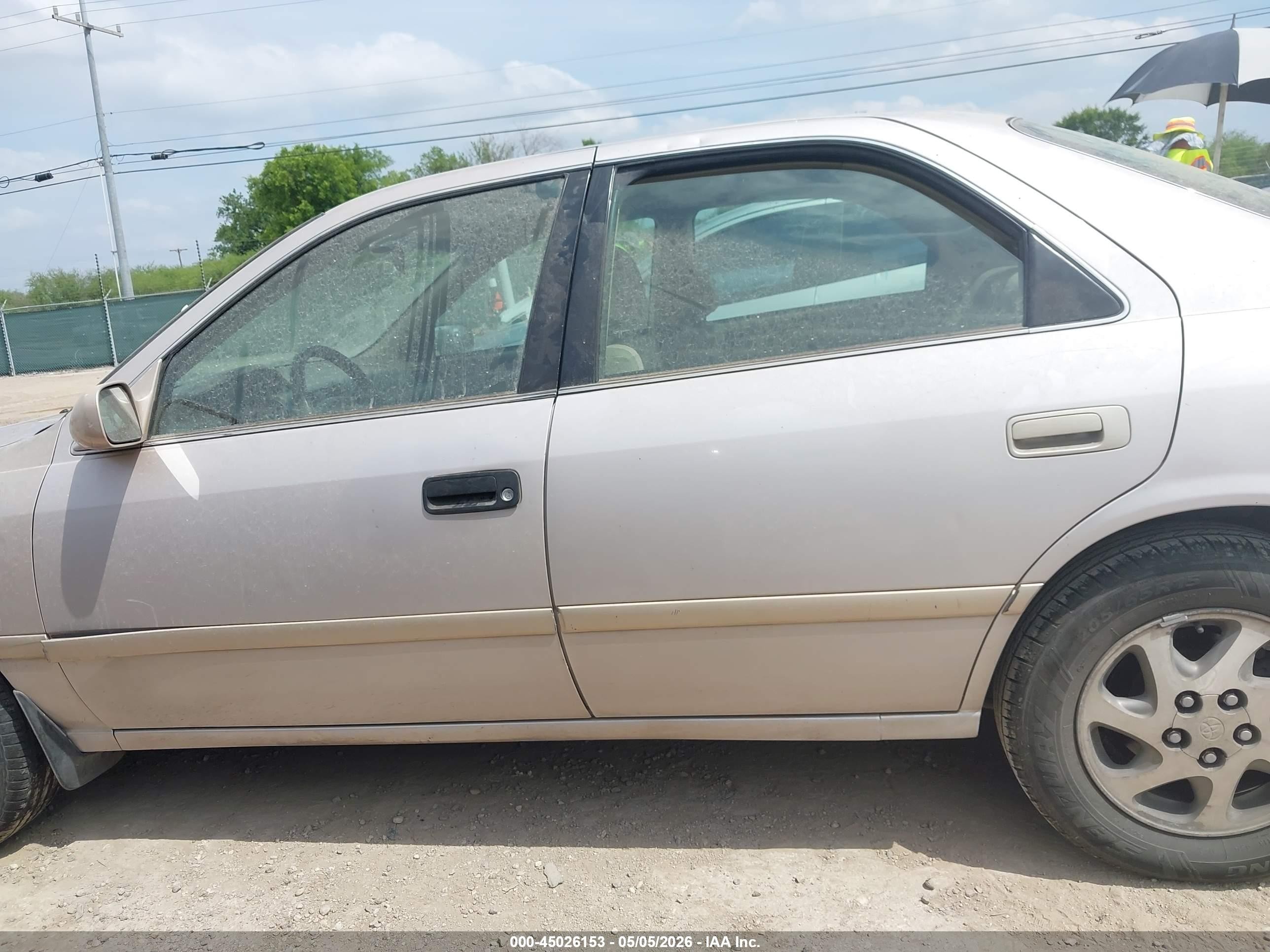 2000 Toyota Camry Le V6 Gold vin: 4T1BF22K7YU097893