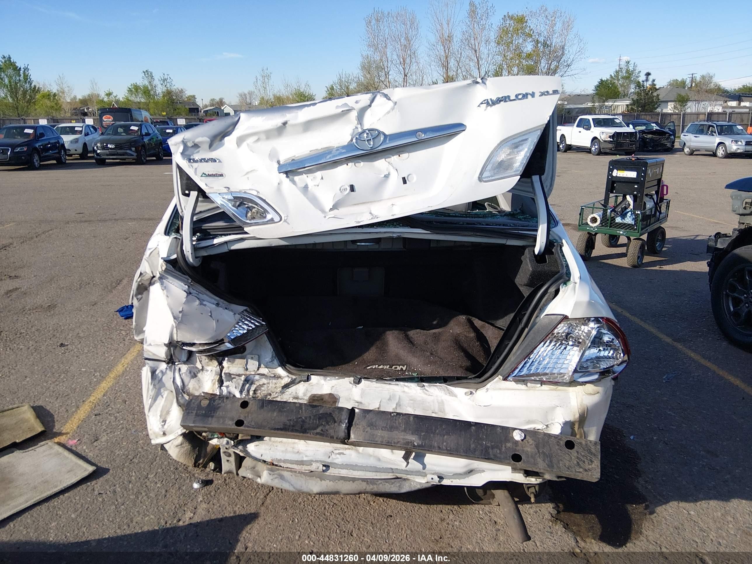 2001 Toyota Avalon Xls White vin: 4T1BF28B71U135104