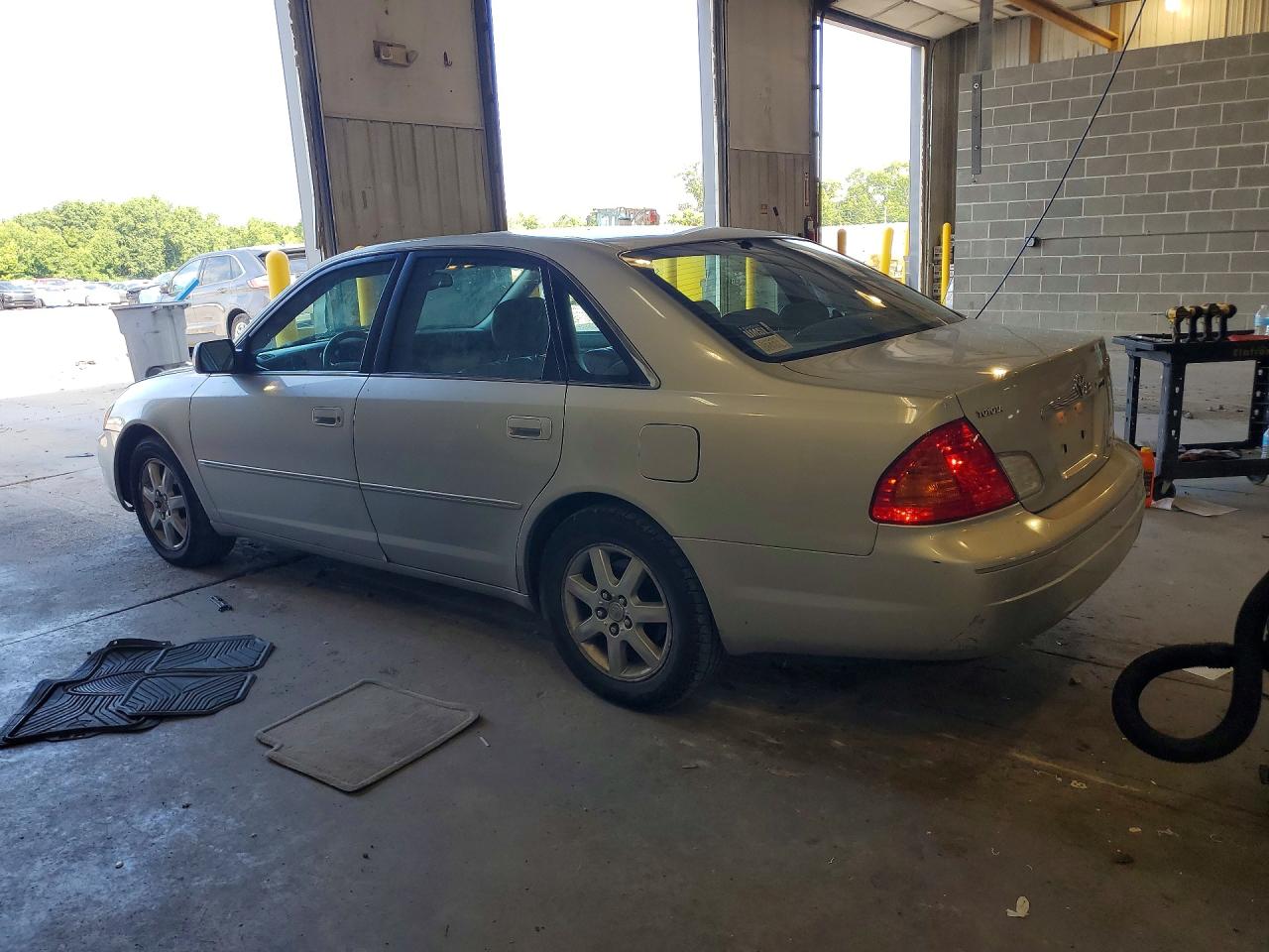 2000 Toyota Avalon Xls Silver vin: 4T1BF28B7YU040049
