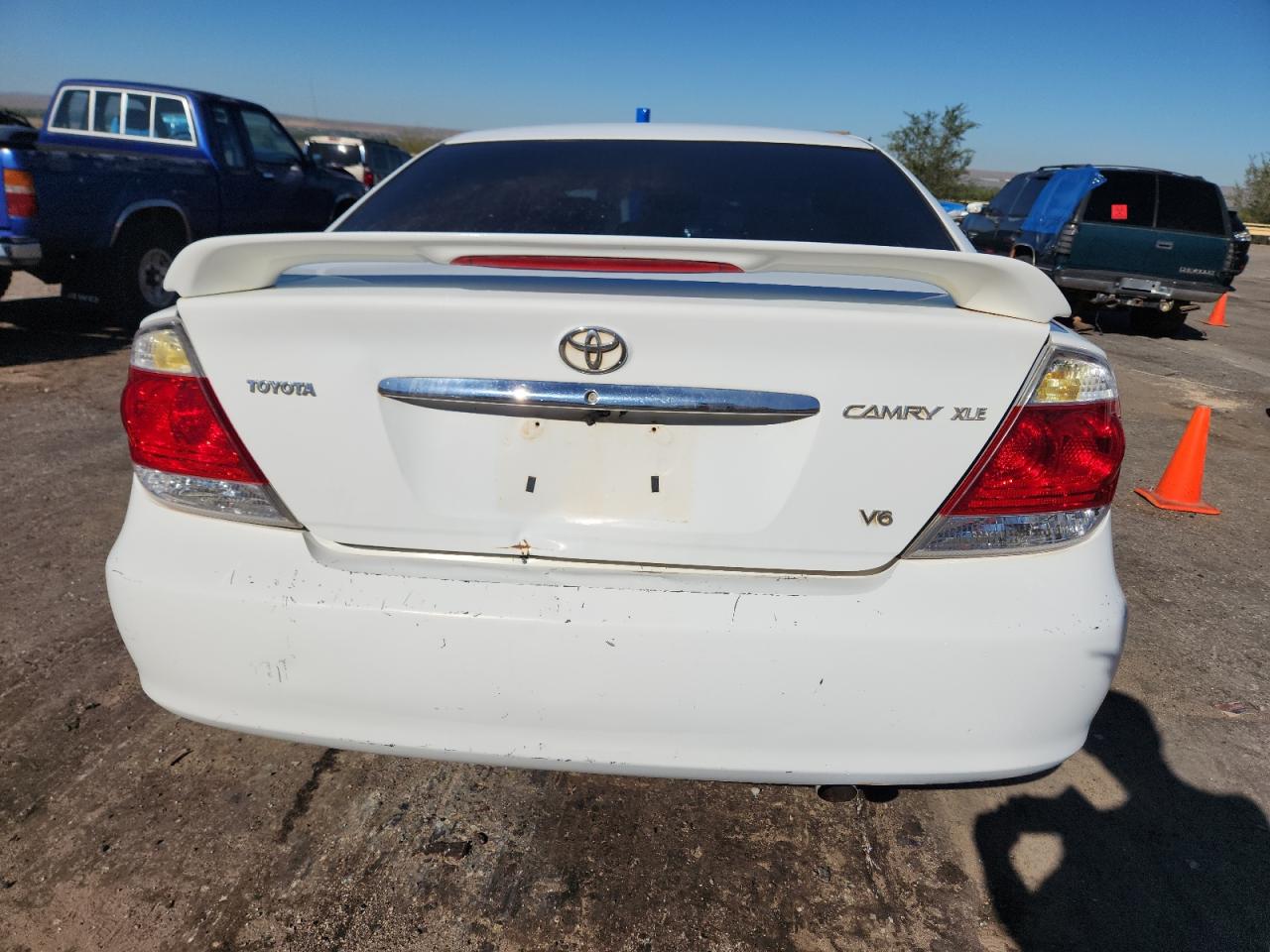 2005 Toyota Camry Le White vin: 4T1BF30K05U621065