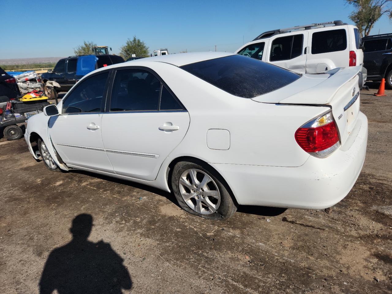2005 Toyota Camry Le White vin: 4T1BF30K05U621065
