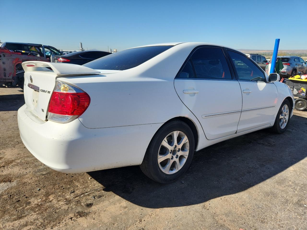 2005 Toyota Camry Le White vin: 4T1BF30K05U621065