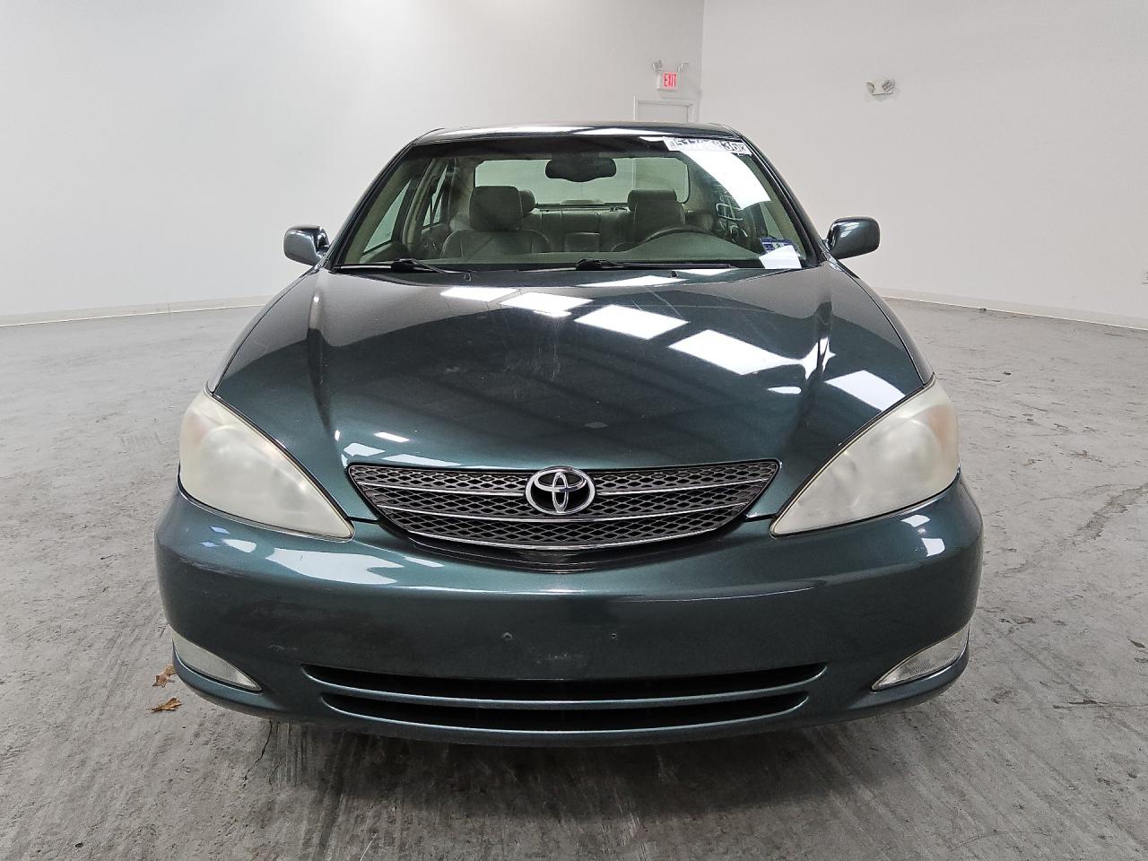 2004 Toyota Camry Xle V6 Green vin: 4T1BF30K34U074176 Damage: Right Fog Lamp, Faded, Acceptable