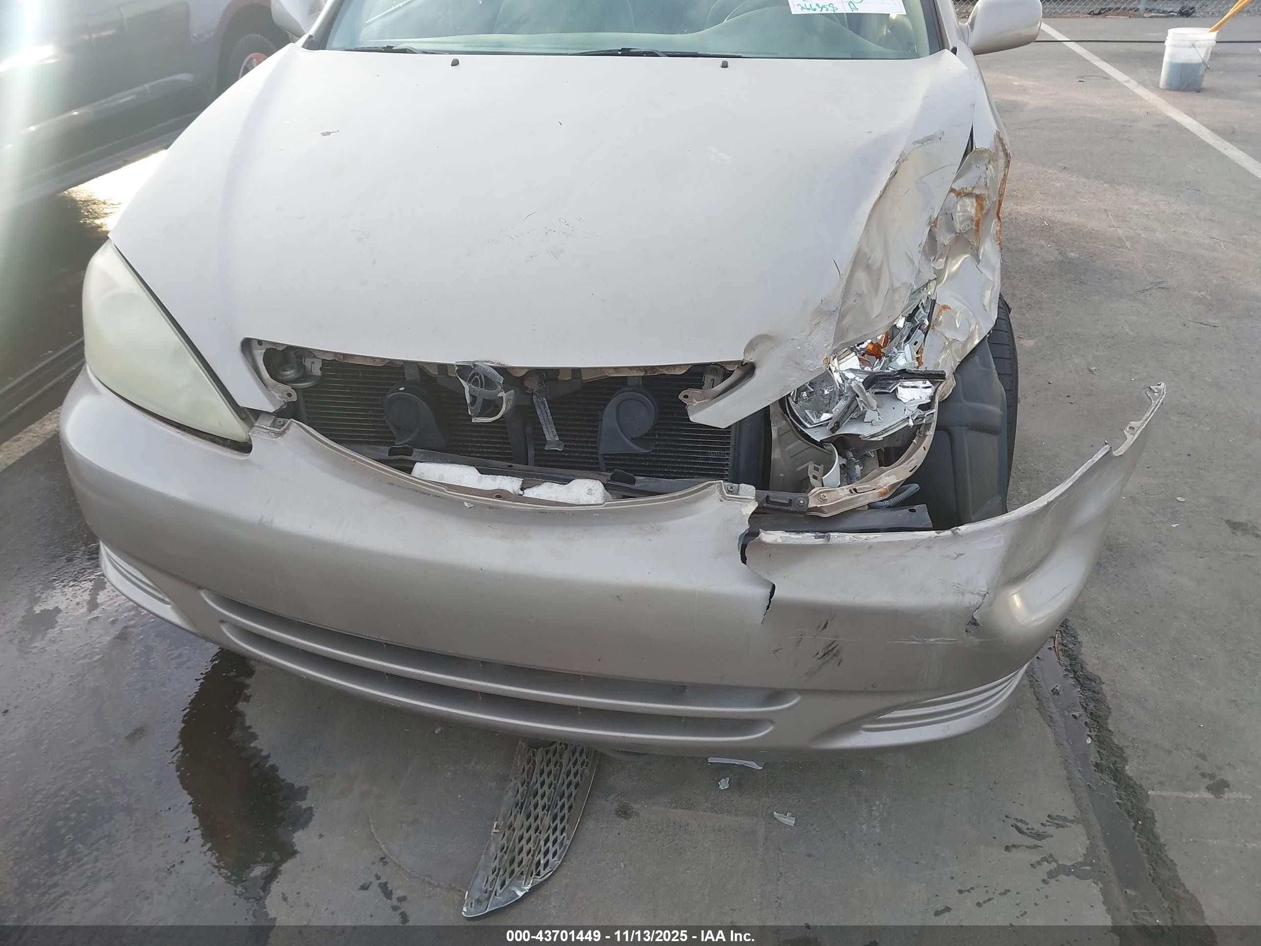 2002 Toyota Camry Le V6 Gold vin: 4T1BF30K42U016106