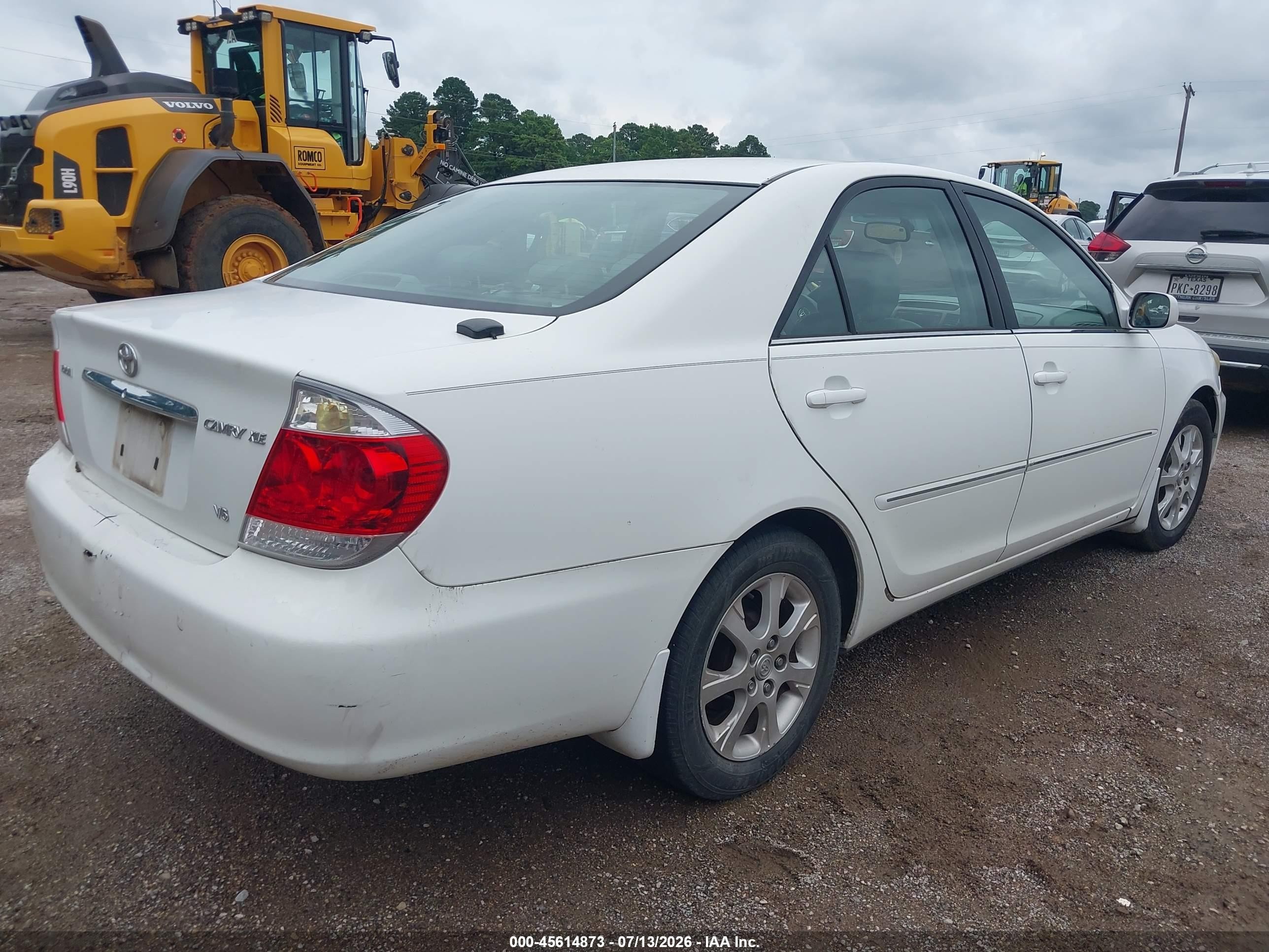 2005 Toyota Camry Xle V6 White vin: 4T1BF30K45U611090