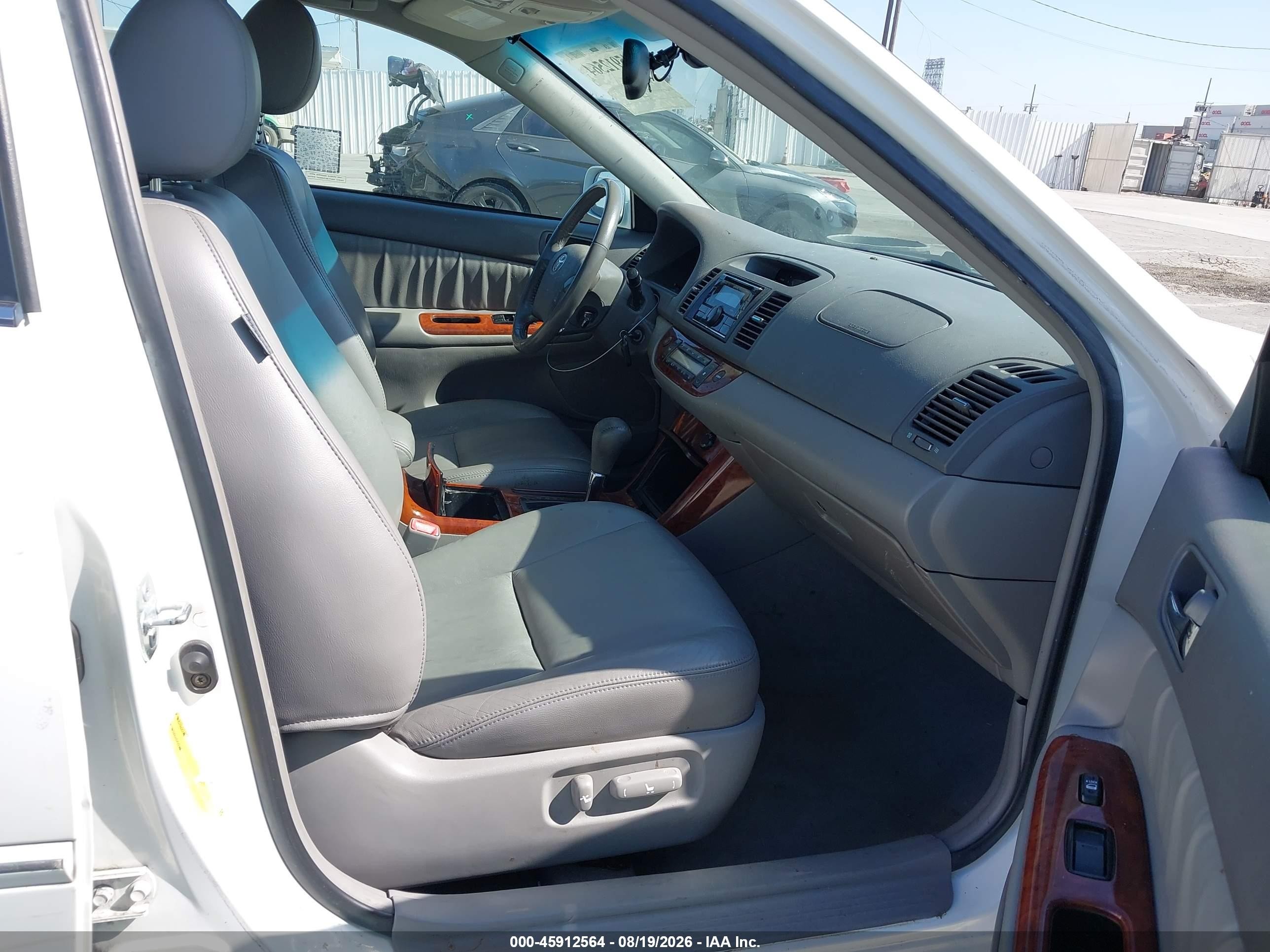 2005 Toyota Camry Xle V6 White vin: 4T1BF30K55U618100