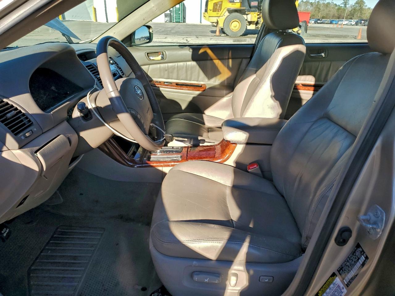 2005 Toyota Camry Le Gold vin: 4T1BF30K65U590341