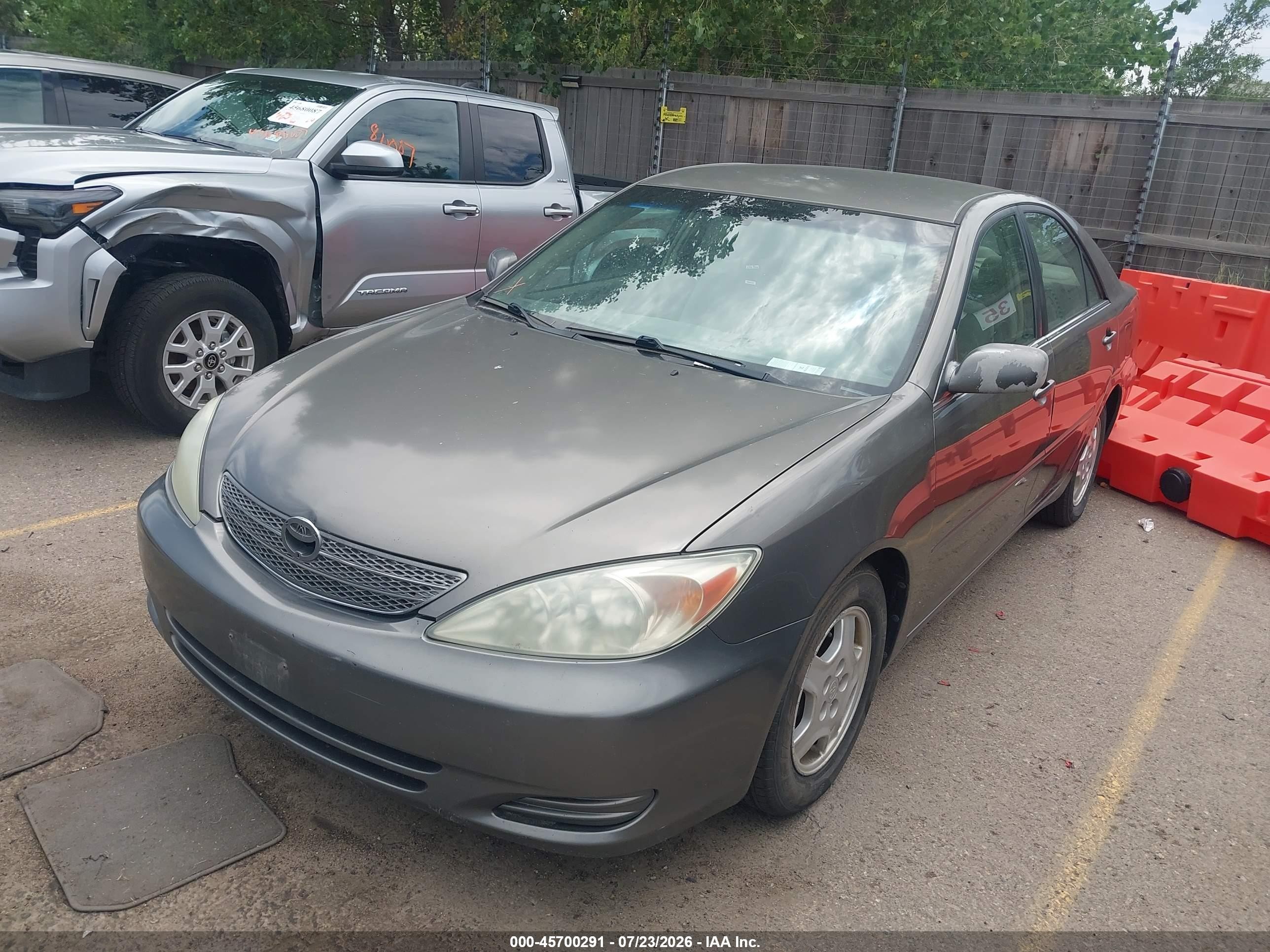 2002 Toyota Camry Le Gray vin: 4T1BF30K82U529200