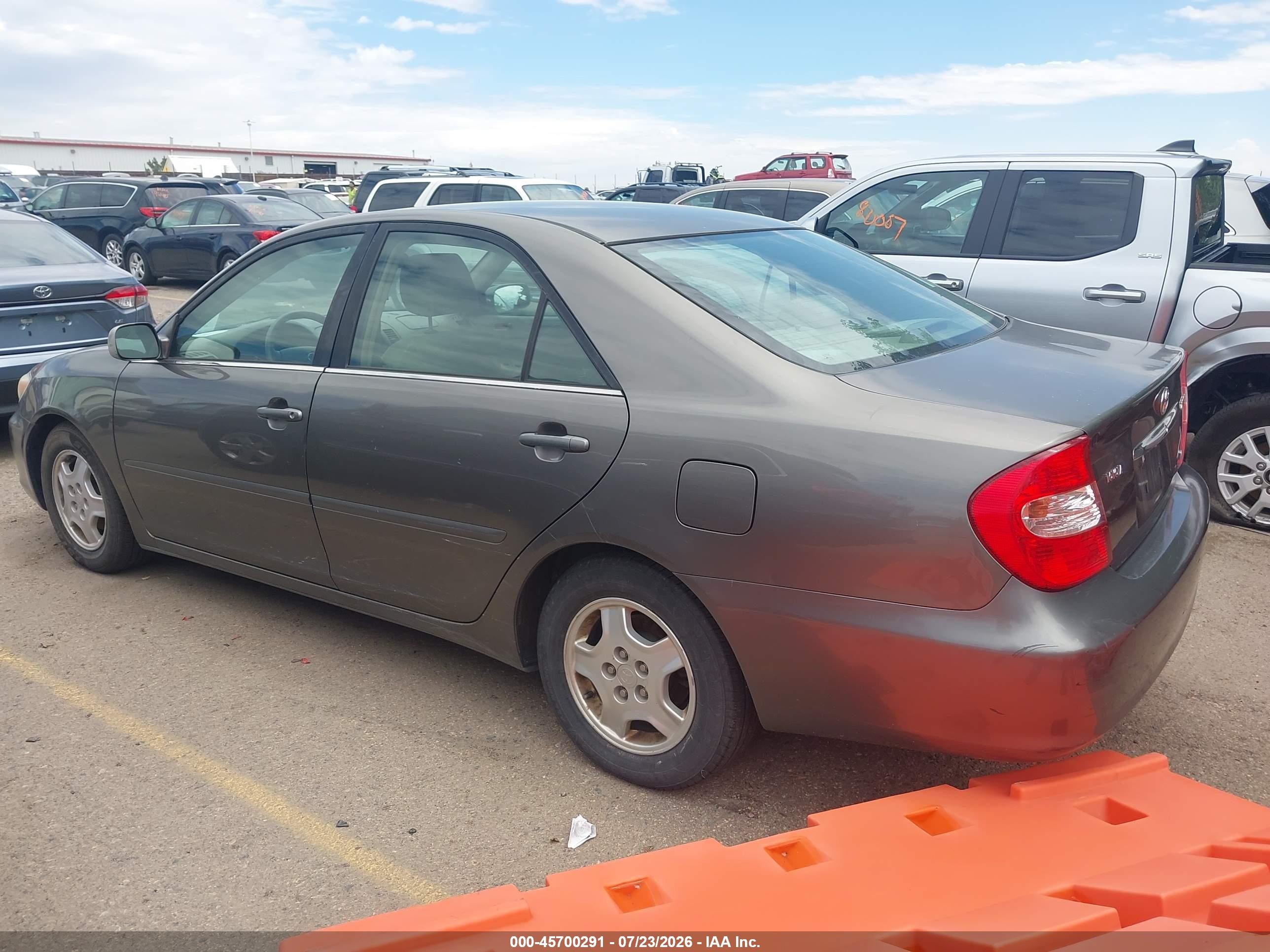 2002 Toyota Camry Le Gray vin: 4T1BF30K82U529200
