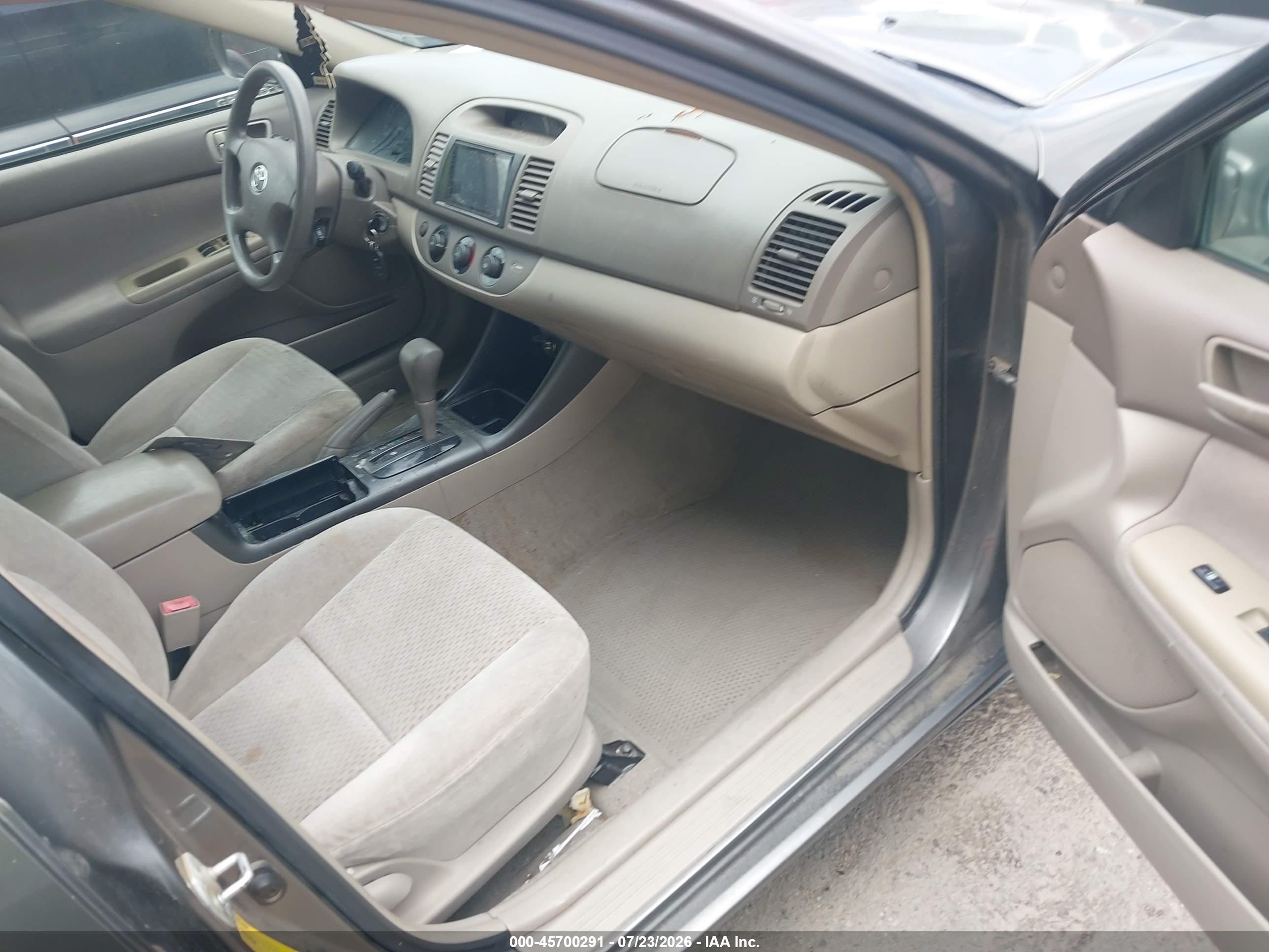 2002 Toyota Camry Le Gray vin: 4T1BF30K82U529200