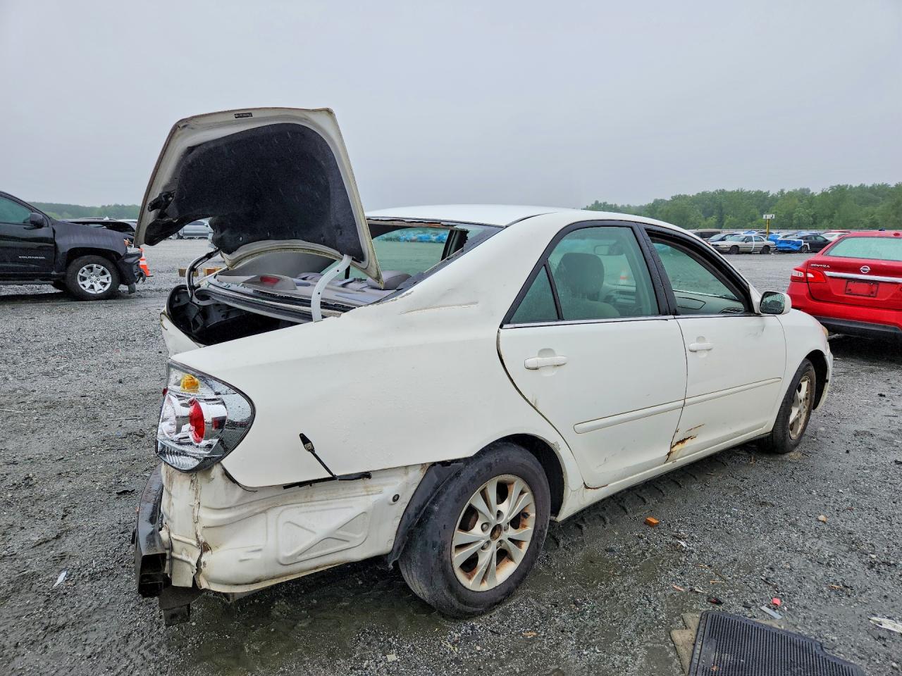 2005 Toyota Camry Le V6 White vin: 4T1BF30KX5U082177