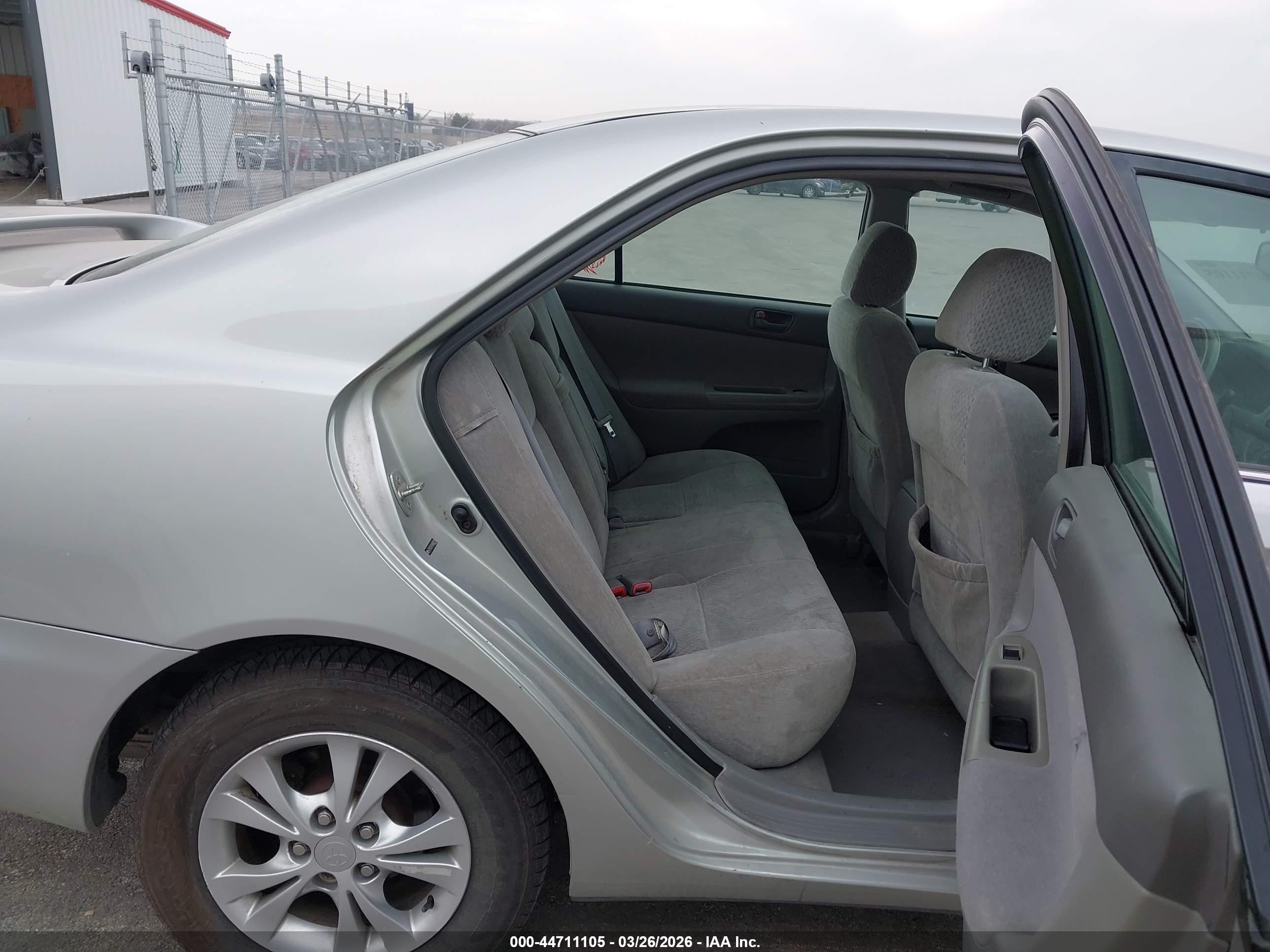 2004 Toyota Camry Le V6 Silver vin: 4T1BF32K14U588718