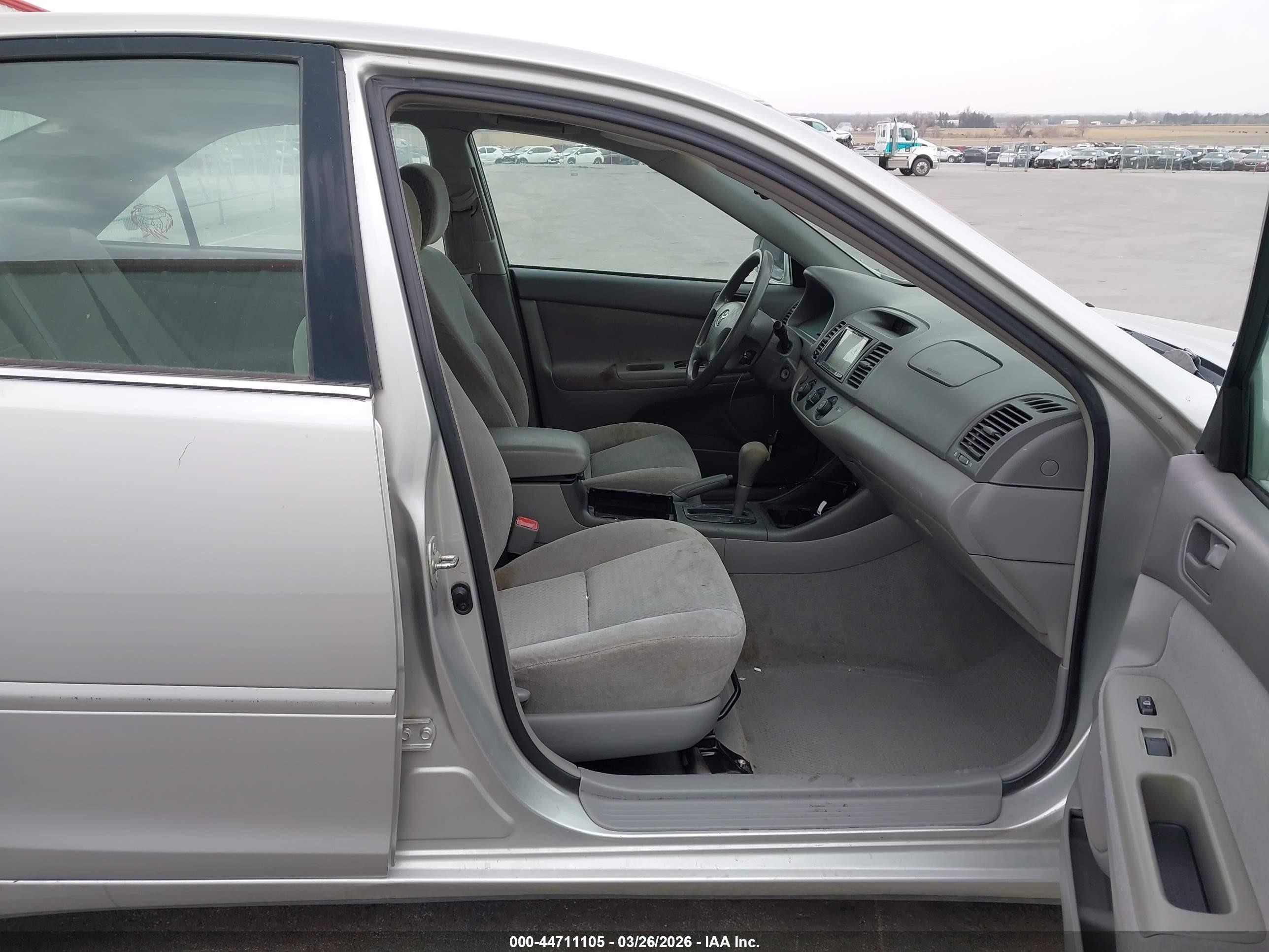2004 Toyota Camry Le V6 Silver vin: 4T1BF32K14U588718