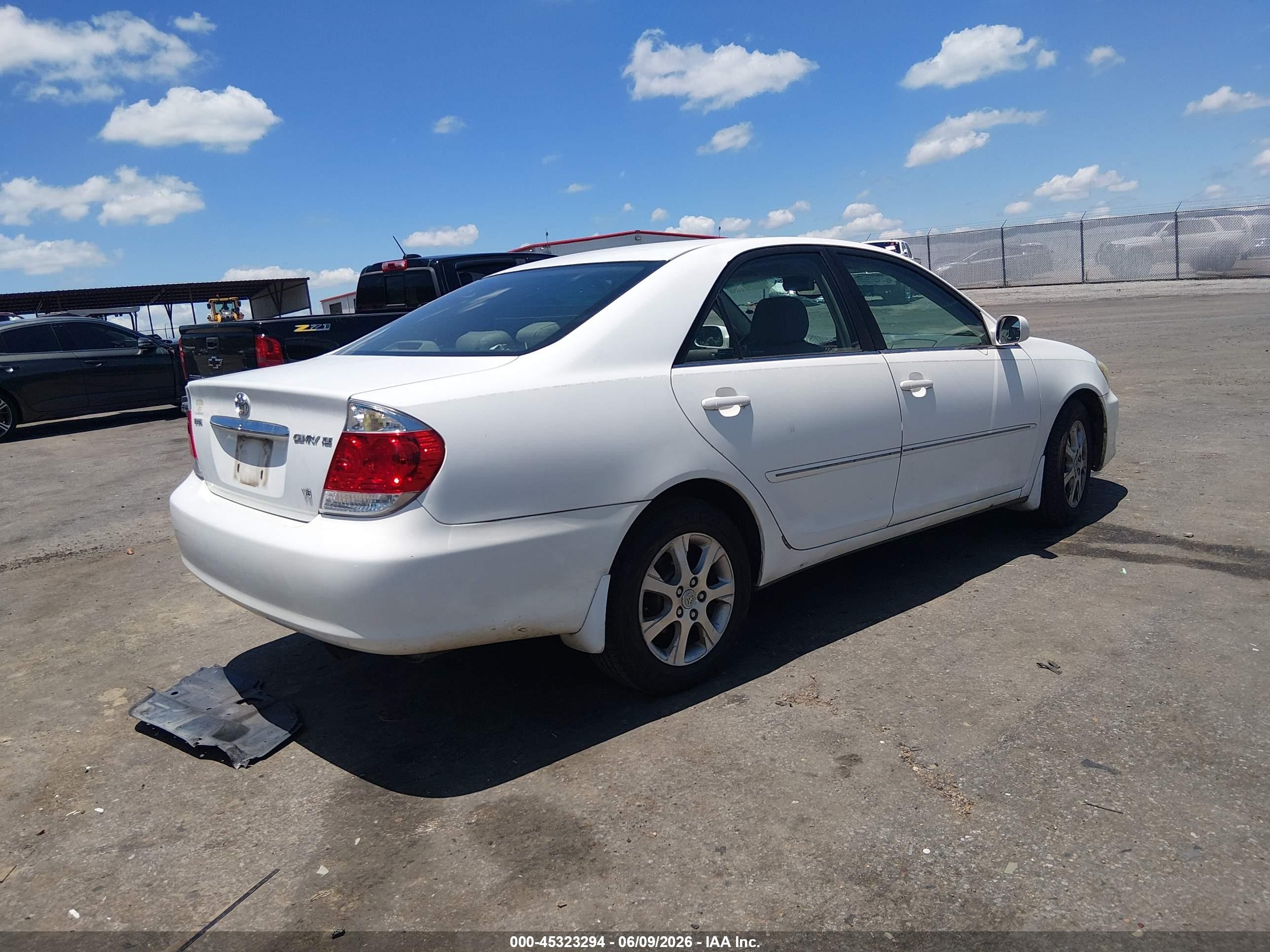 2005 Toyota Camry Xle V6 White vin: 4T1BF32K25U090027