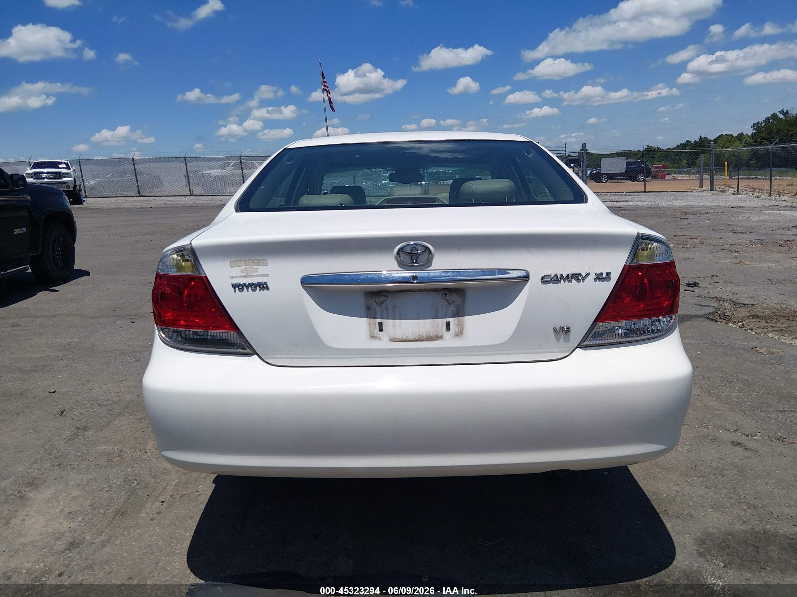 2005 Toyota Camry Xle V6 White vin: 4T1BF32K25U090027