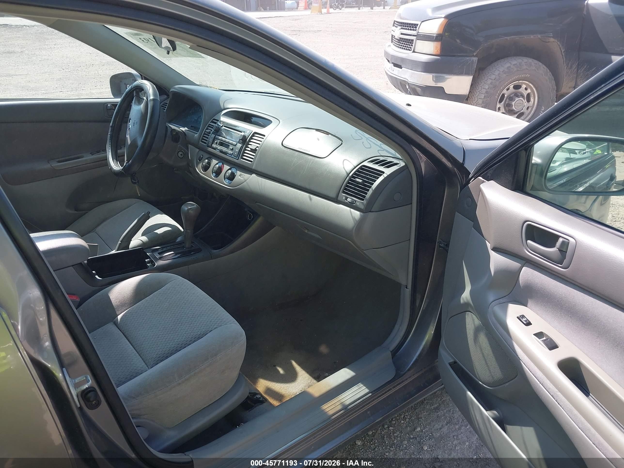 2002 Toyota Camry Le Gray vin: 4T1BF32K32U528355