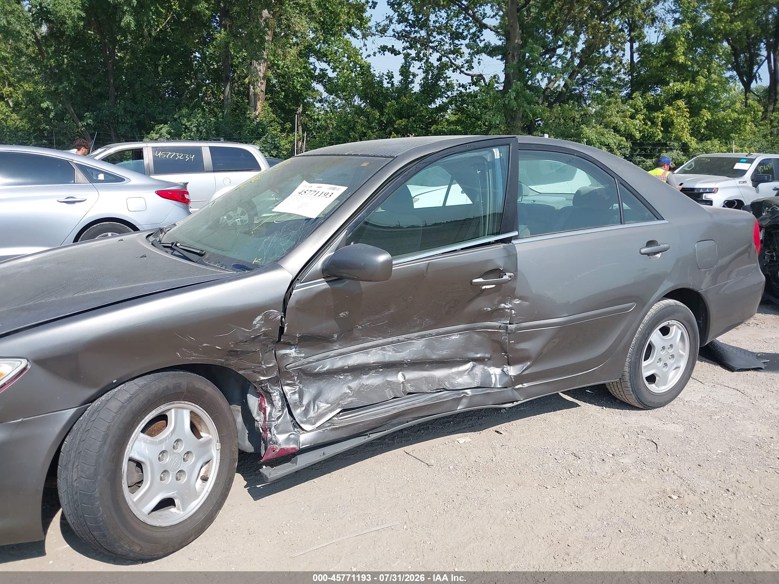 2002 Toyota Camry Le Gray vin: 4T1BF32K32U528355