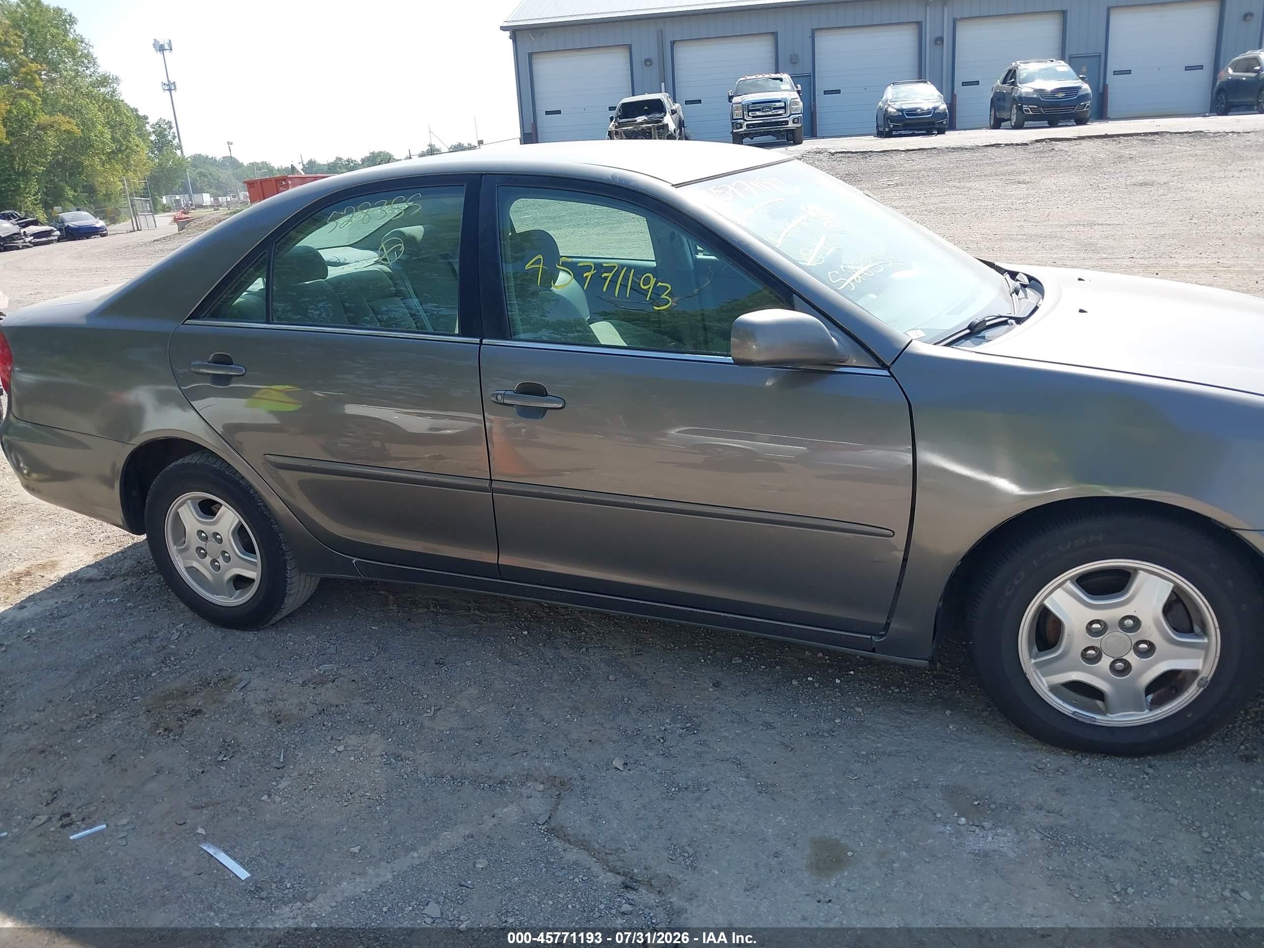 2002 Toyota Camry Le Gray vin: 4T1BF32K32U528355