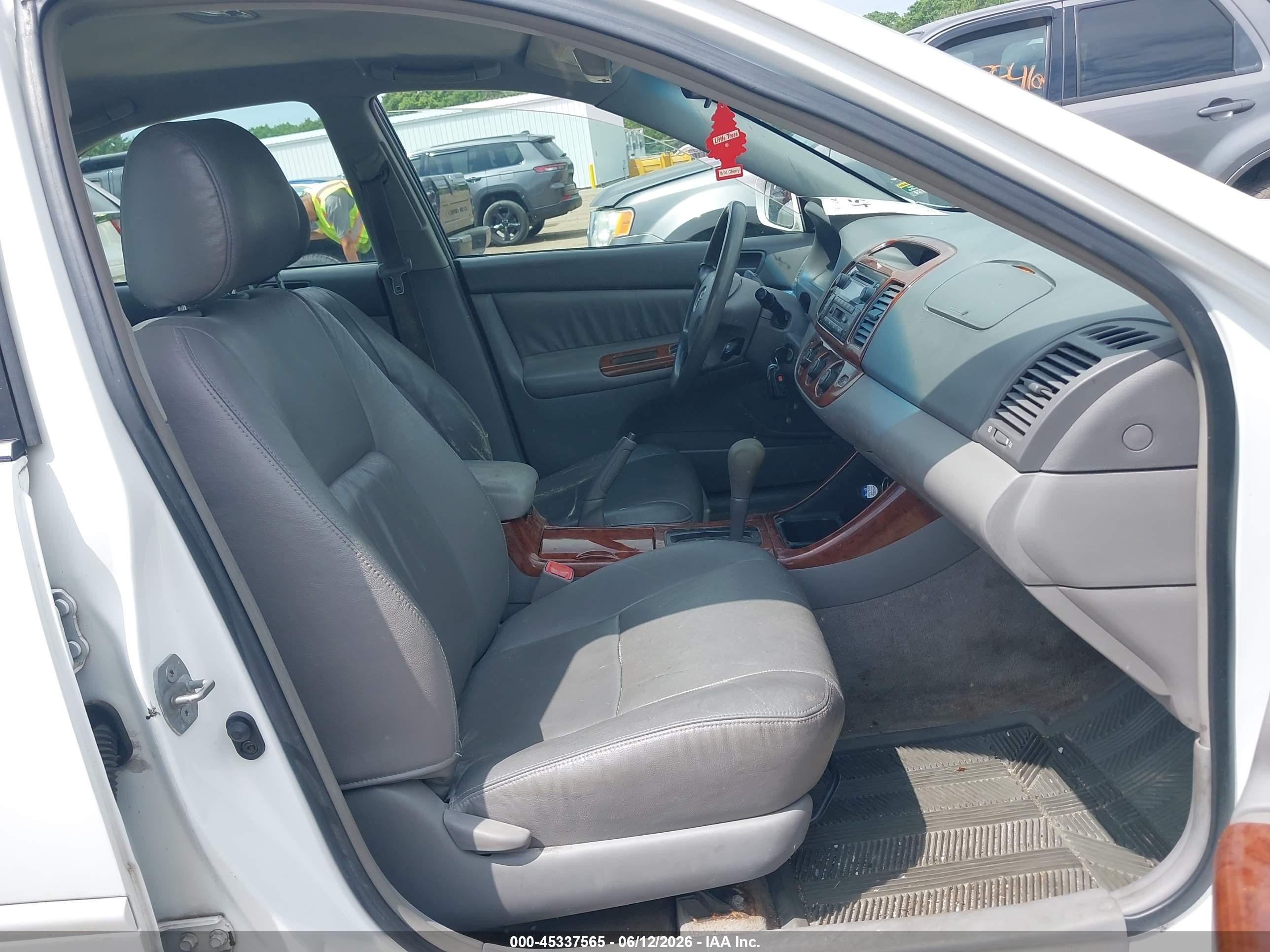 2004 Toyota Camry Le V6 White vin: 4T1BF32K34U063238