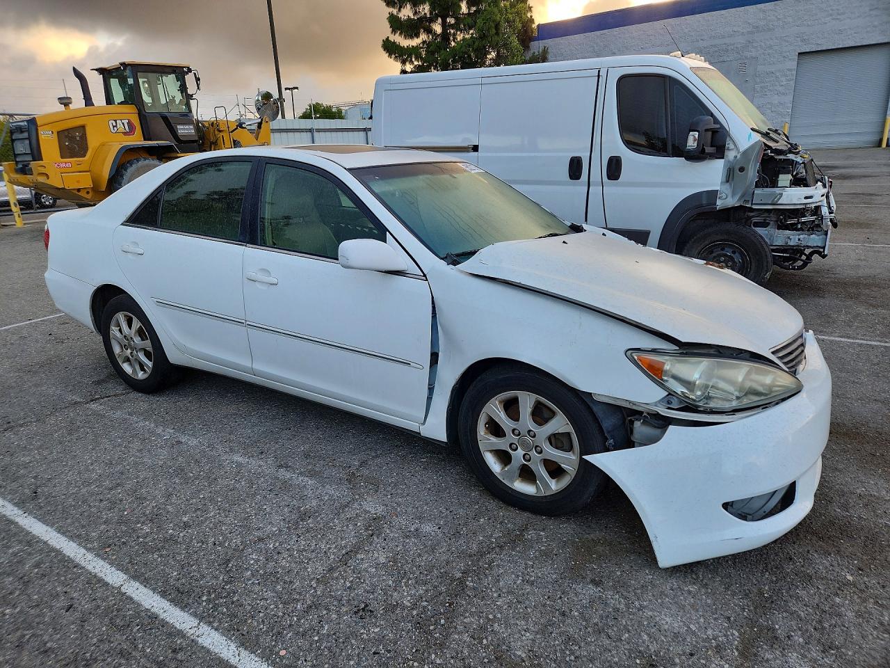 2005 Toyota Camry Xle V6 Белый vin: 4T1BF32K35U085063