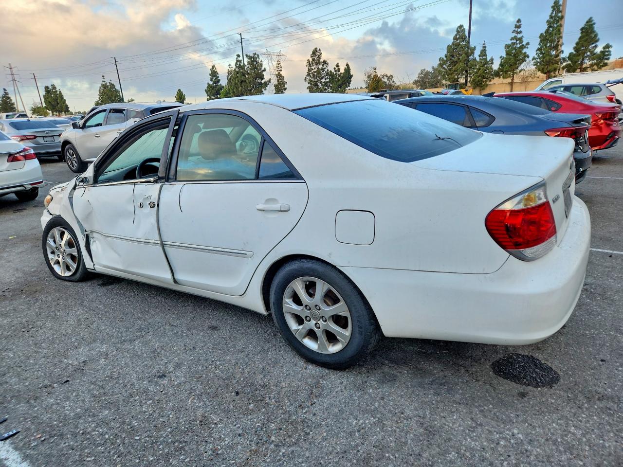 2005 Toyota Camry Xle V6 Белый vin: 4T1BF32K35U085063