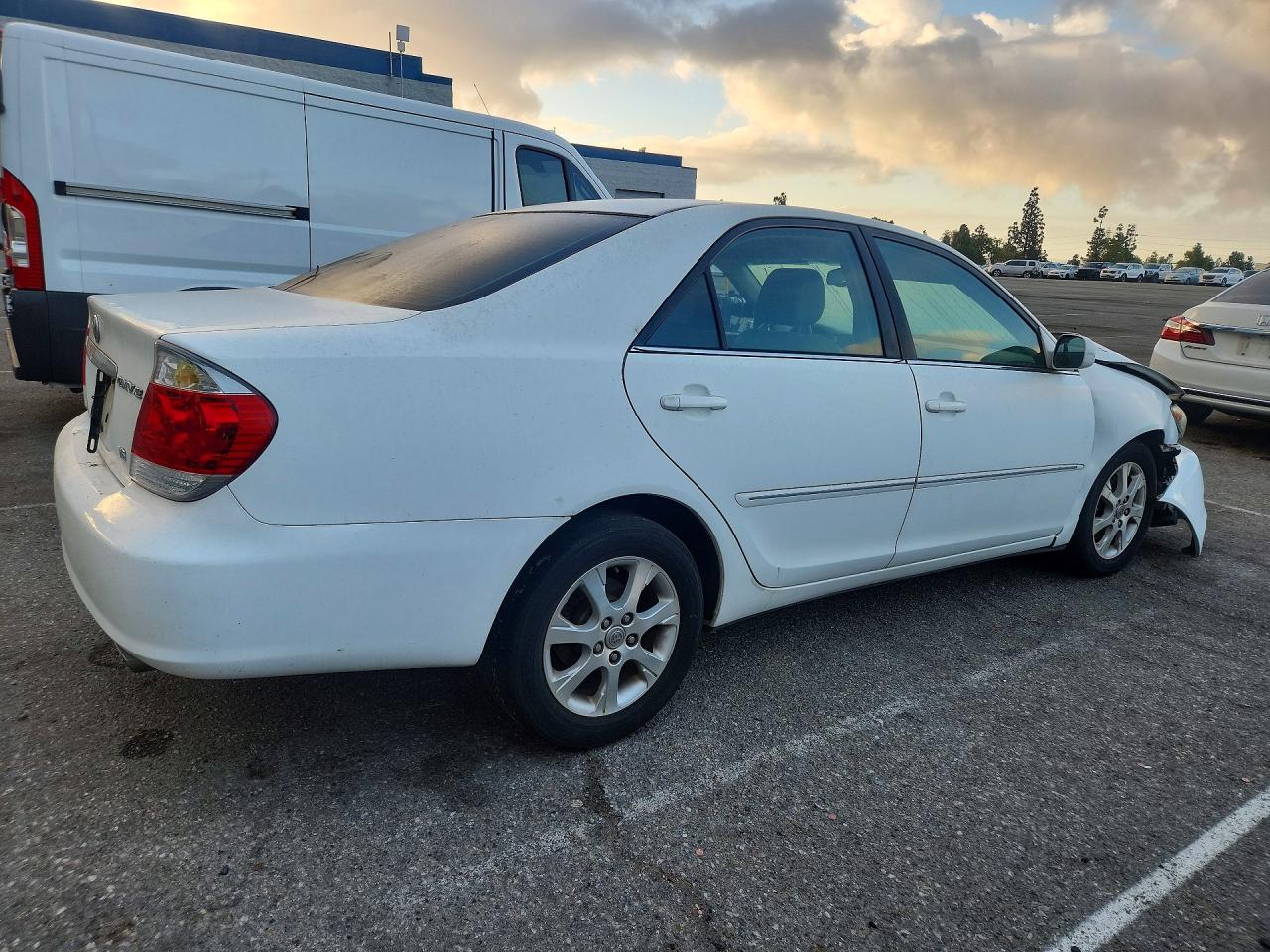 2005 Toyota Camry Xle V6 Белый vin: 4T1BF32K35U085063