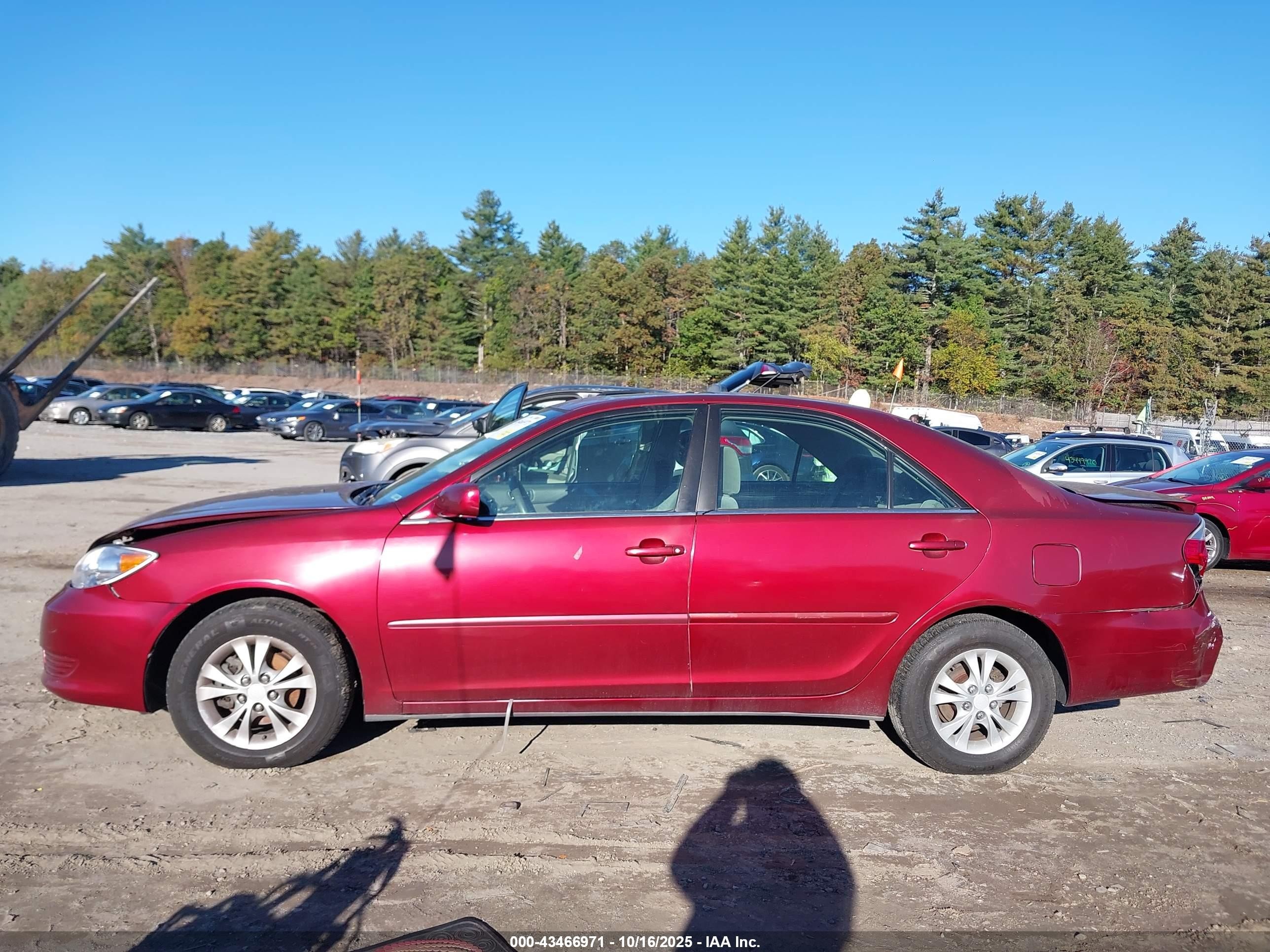 2005 Toyota Camry Le V6 Red vin: 4T1BF32K45U097660