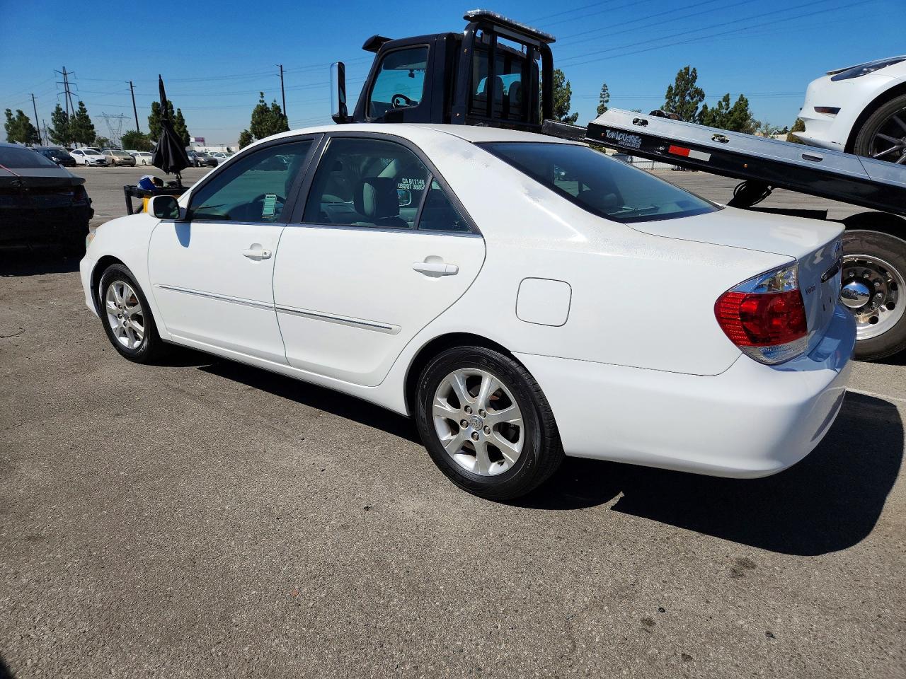 2005 Toyota Camry Xle V6 White vin: 4T1BF32K65U612660