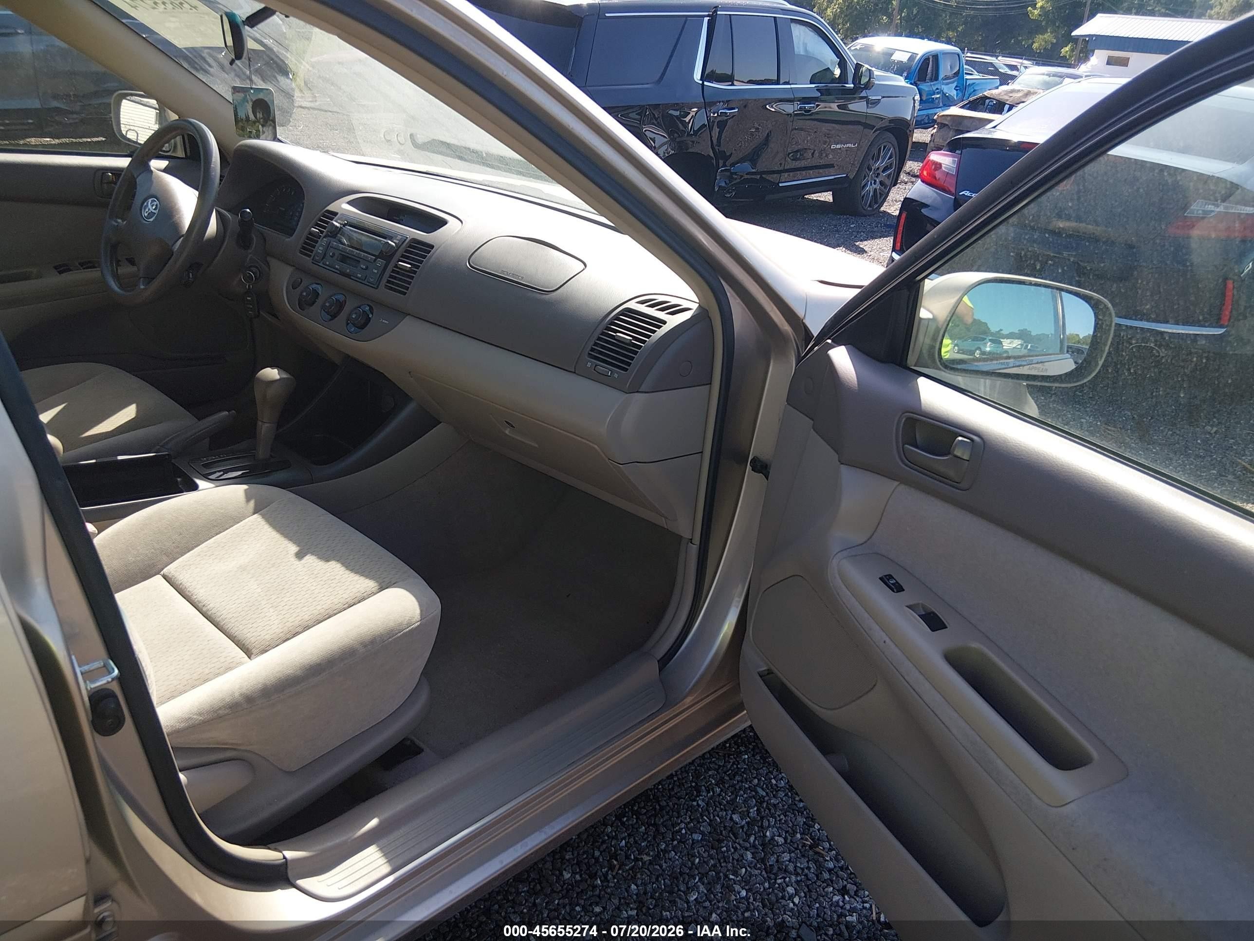 2002 Toyota Camry Le Gold vin: 4T1BF32K82U031074