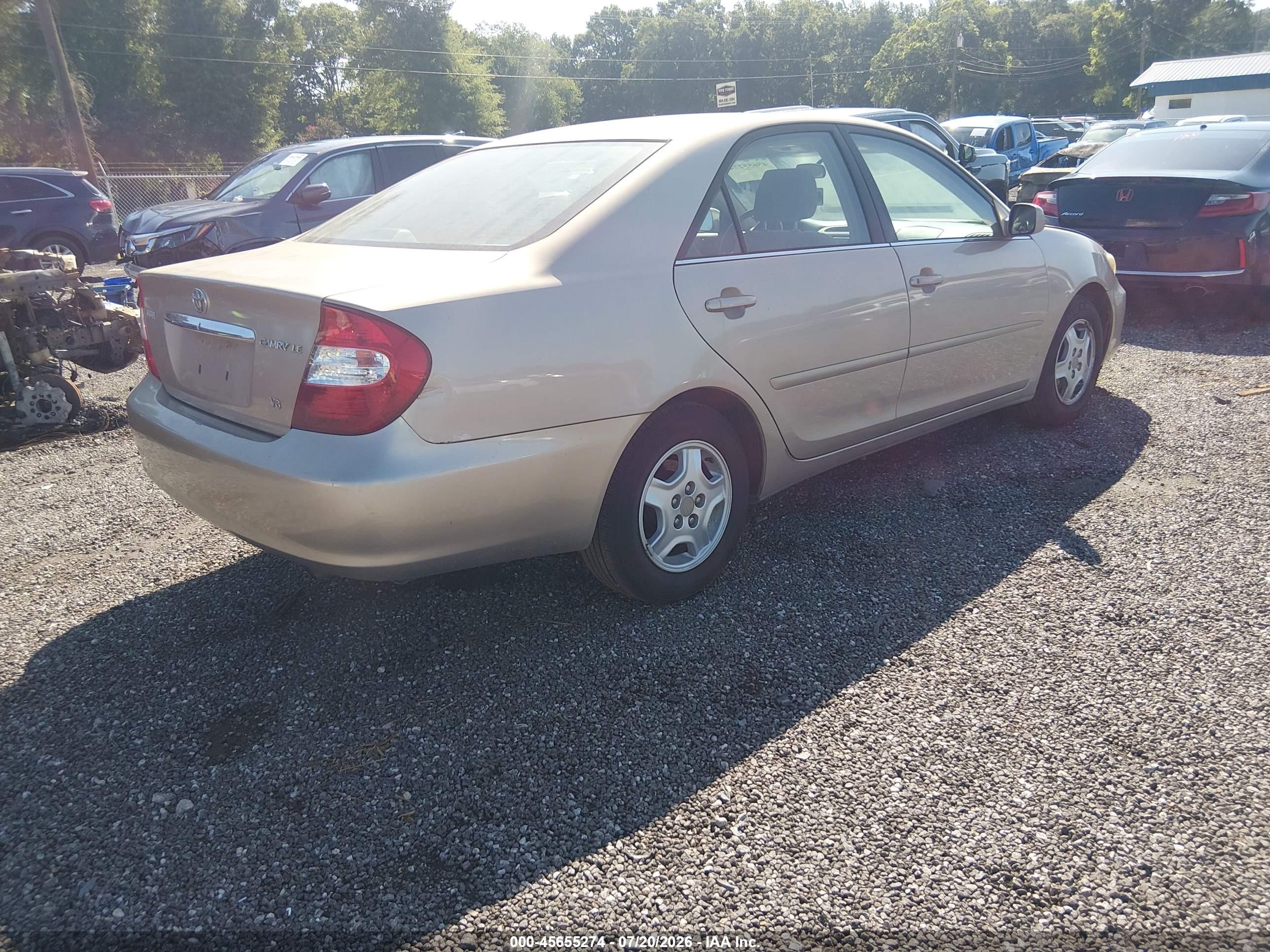 2002 Toyota Camry Le Gold vin: 4T1BF32K82U031074