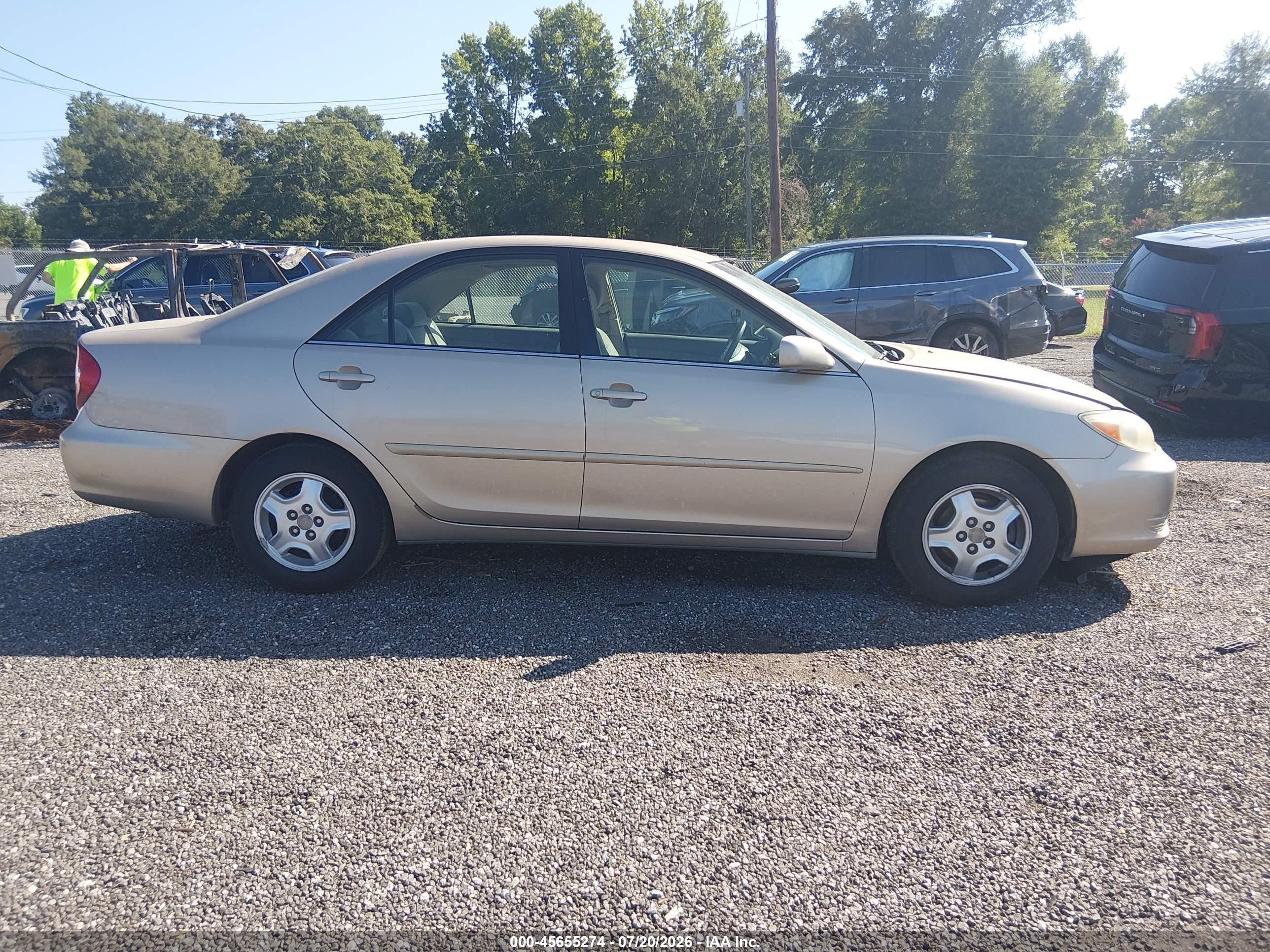 2002 Toyota Camry Le Gold vin: 4T1BF32K82U031074