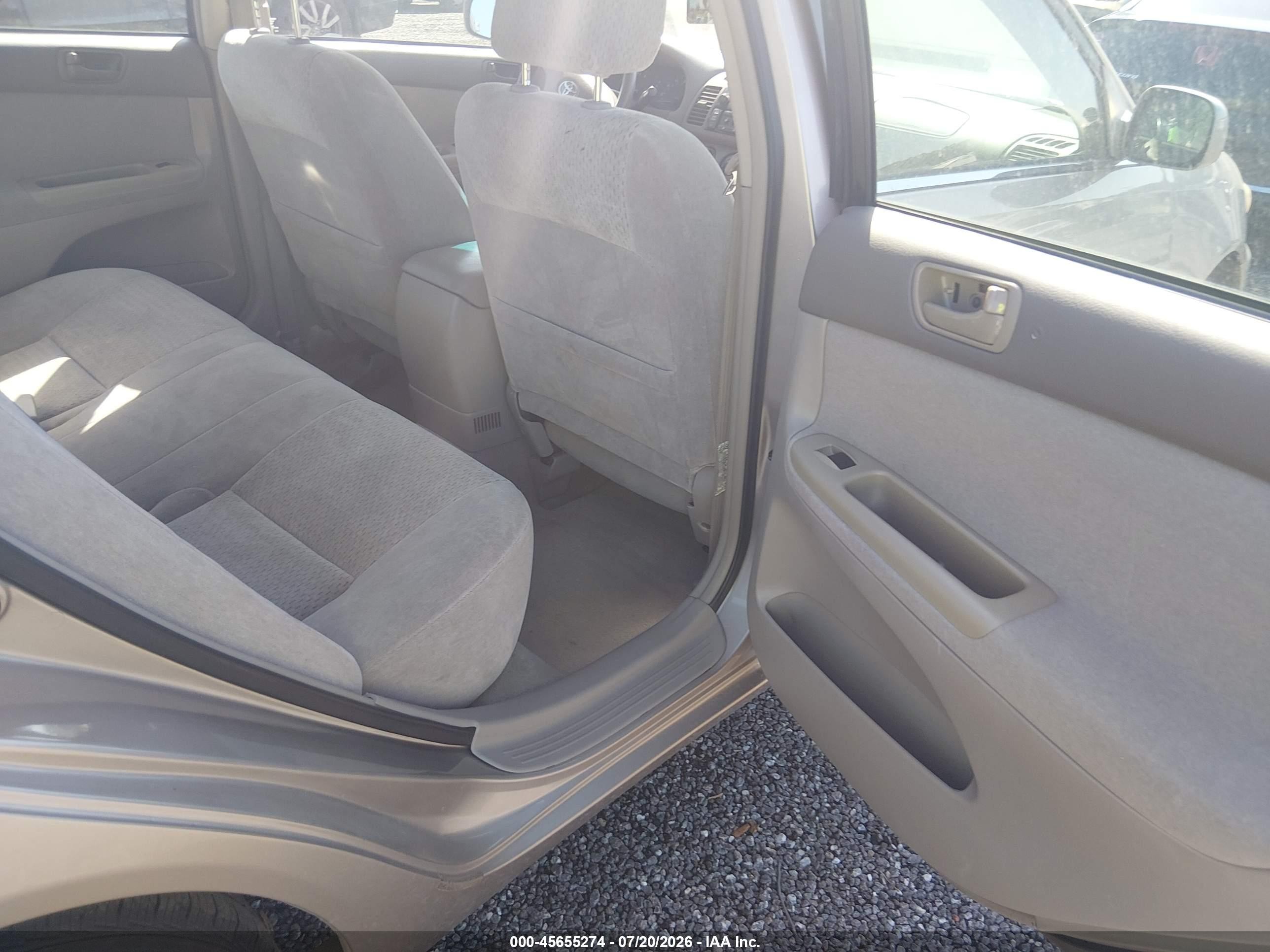 2002 Toyota Camry Le Gold vin: 4T1BF32K82U031074