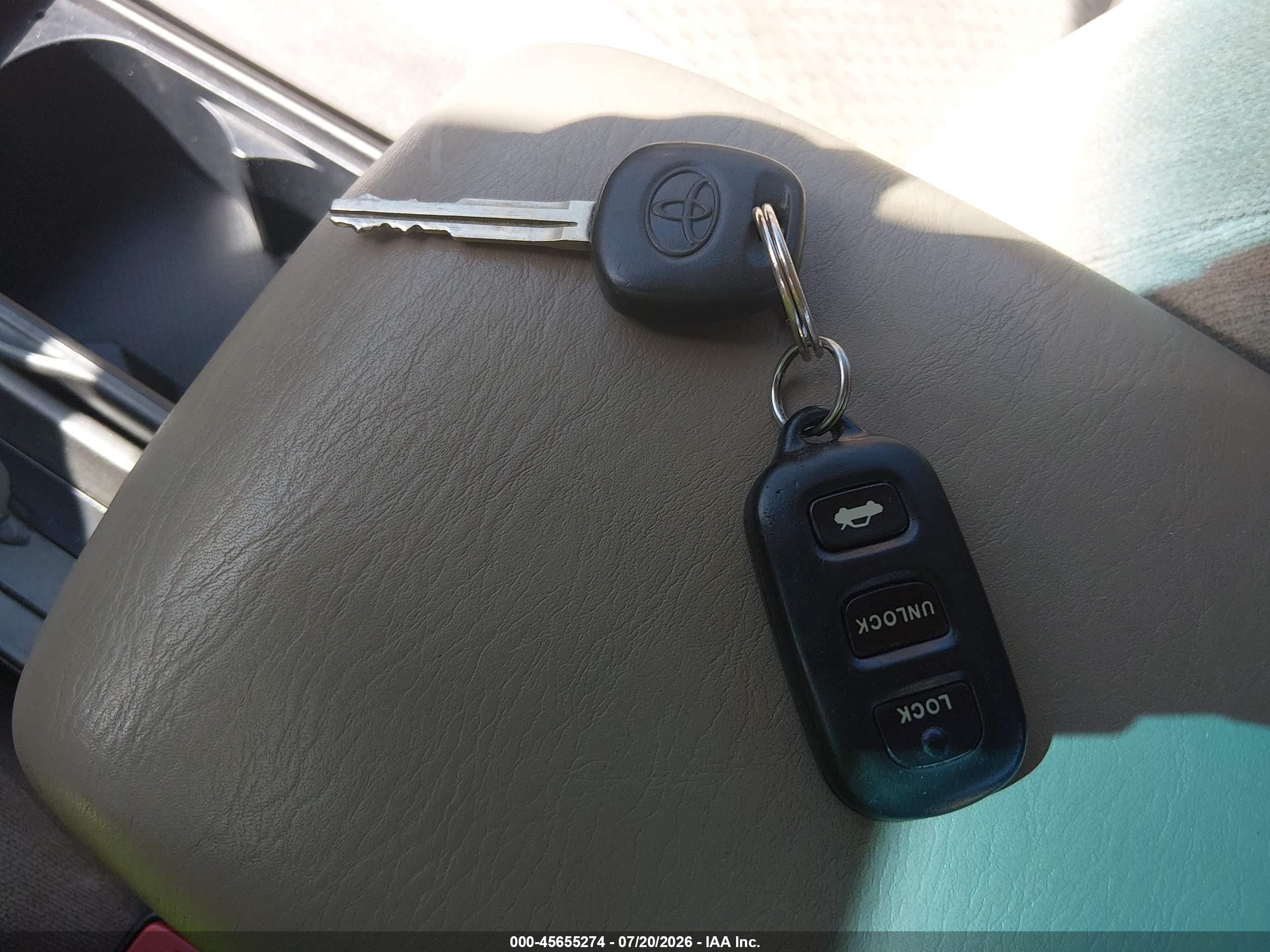 2002 Toyota Camry Le Gold vin: 4T1BF32K82U031074