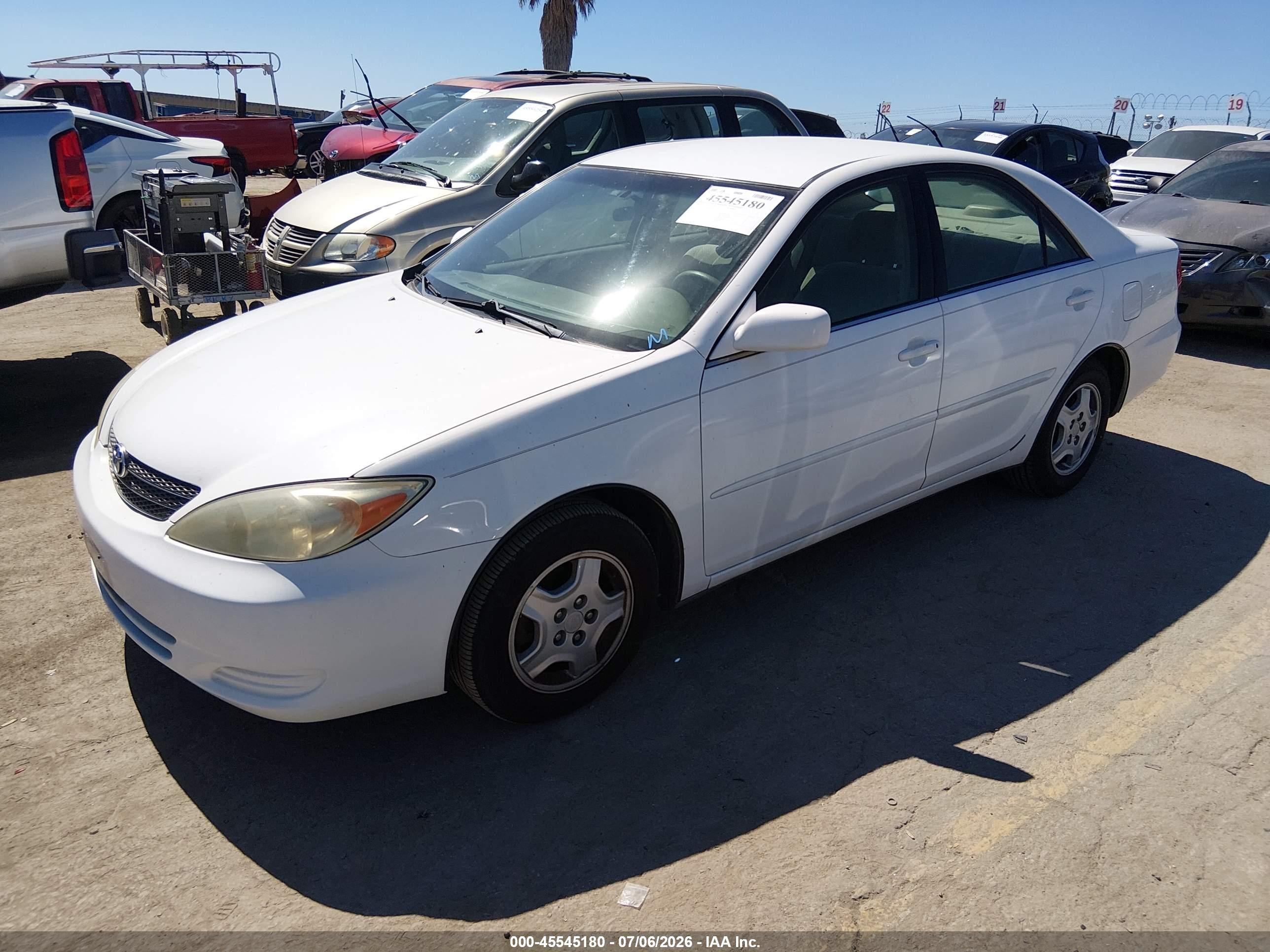 2002 Toyota Camry Le White vin: 4T1BF32KX2U008752