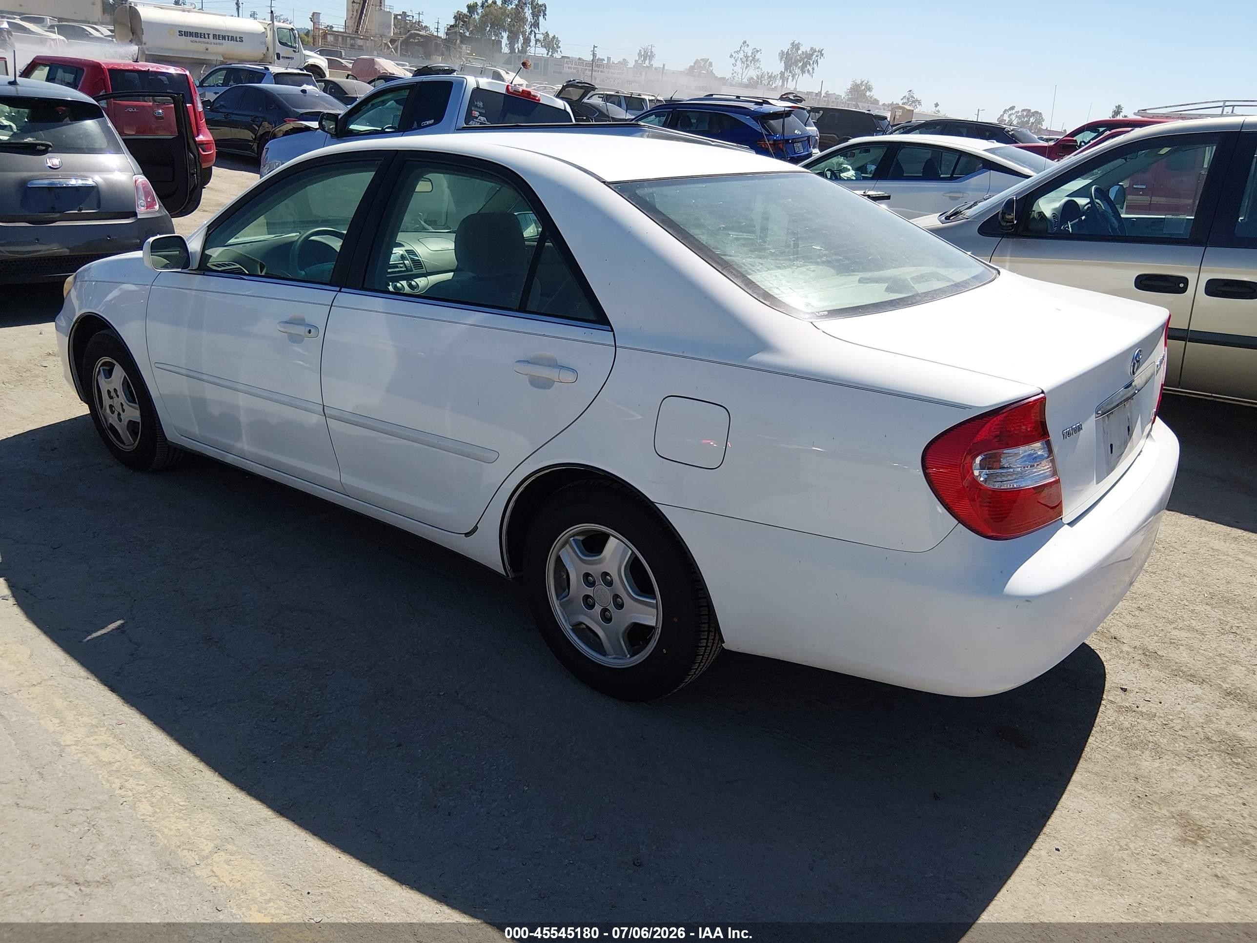 2002 Toyota Camry Le White vin: 4T1BF32KX2U008752