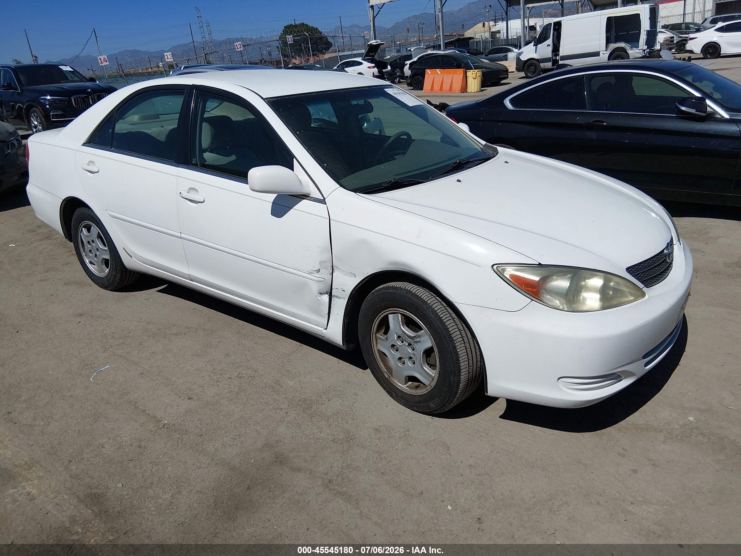 2002 Toyota Camry Le Белый vin: 4T1BF32KX2U008752