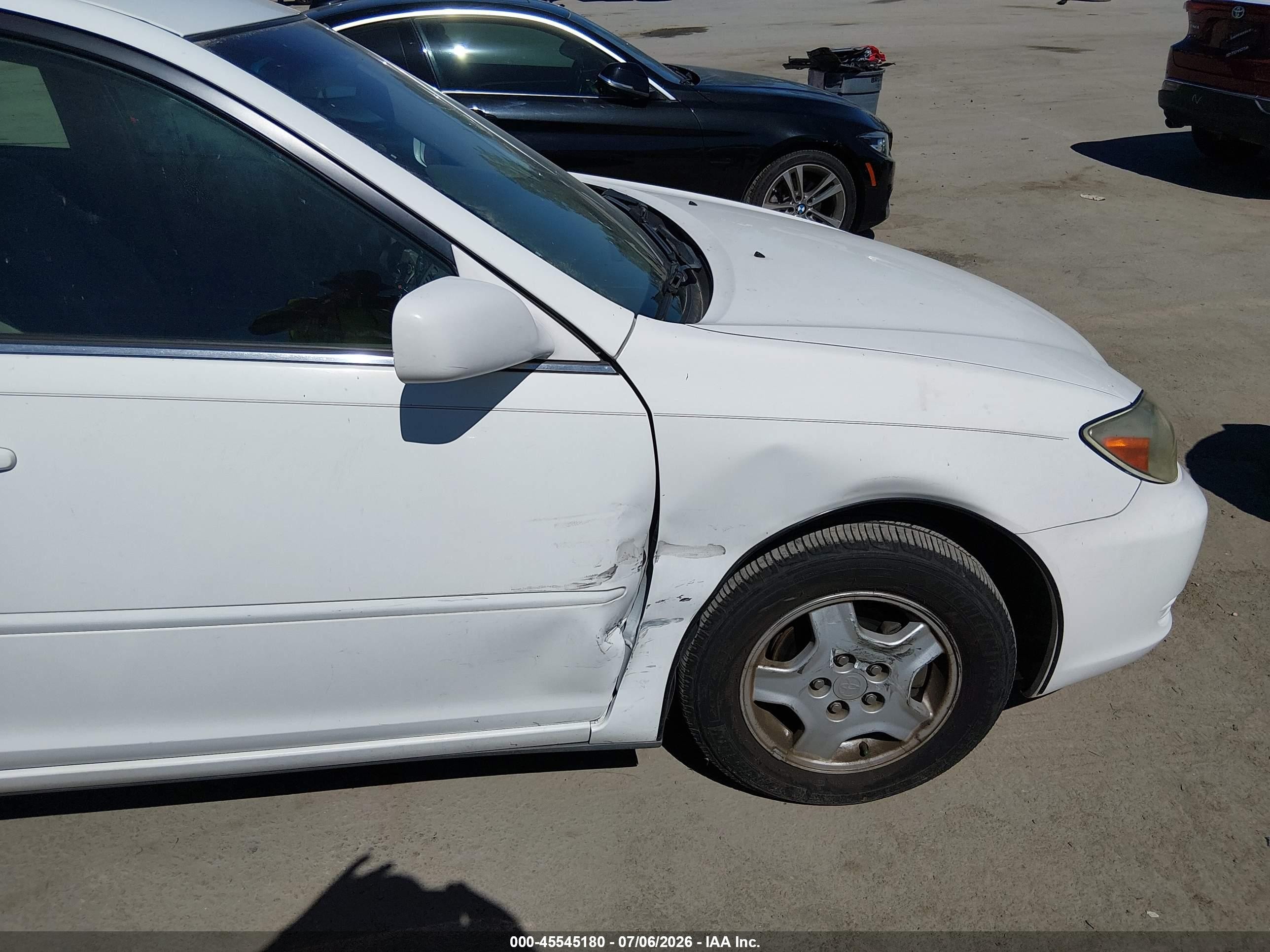 2002 Toyota Camry Le White vin: 4T1BF32KX2U008752
