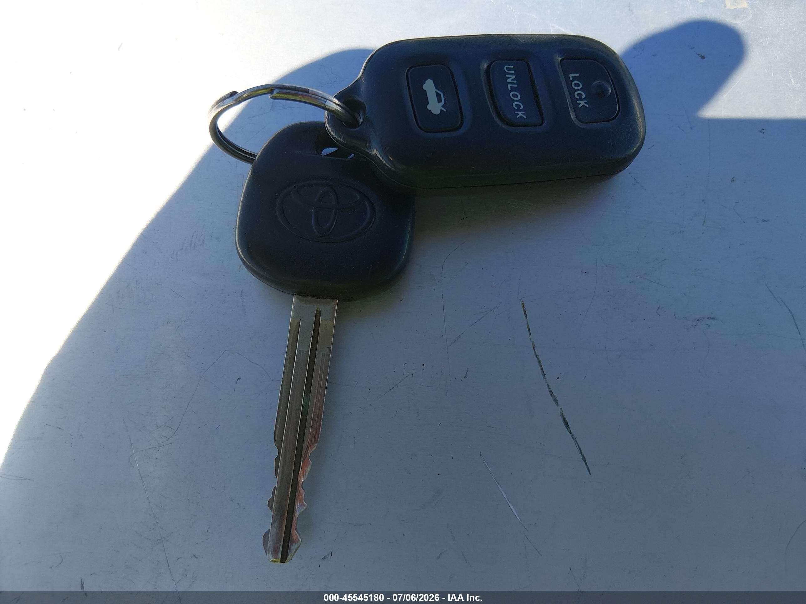 2002 Toyota Camry Le White vin: 4T1BF32KX2U008752