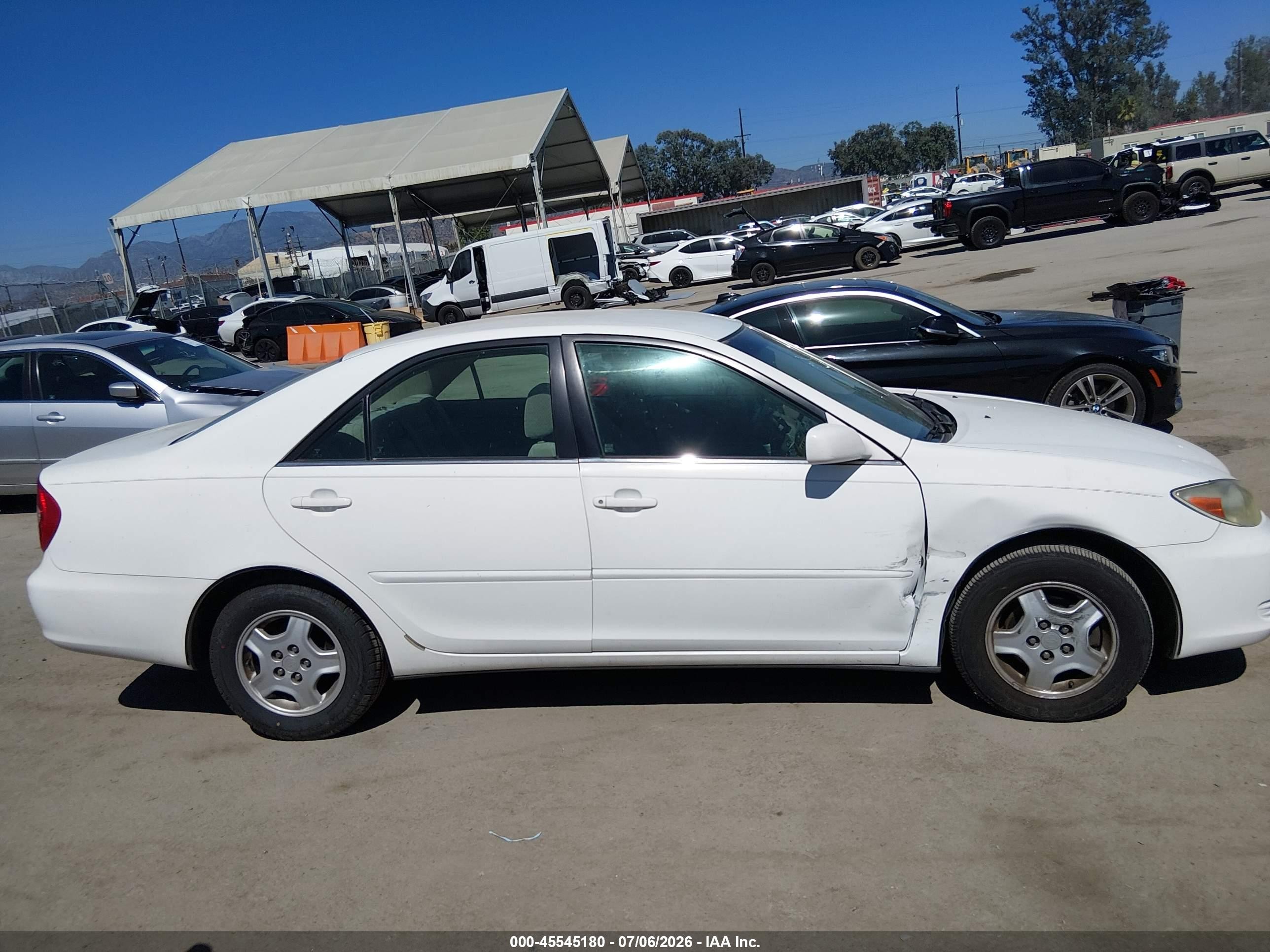 2002 Toyota Camry Le White vin: 4T1BF32KX2U008752