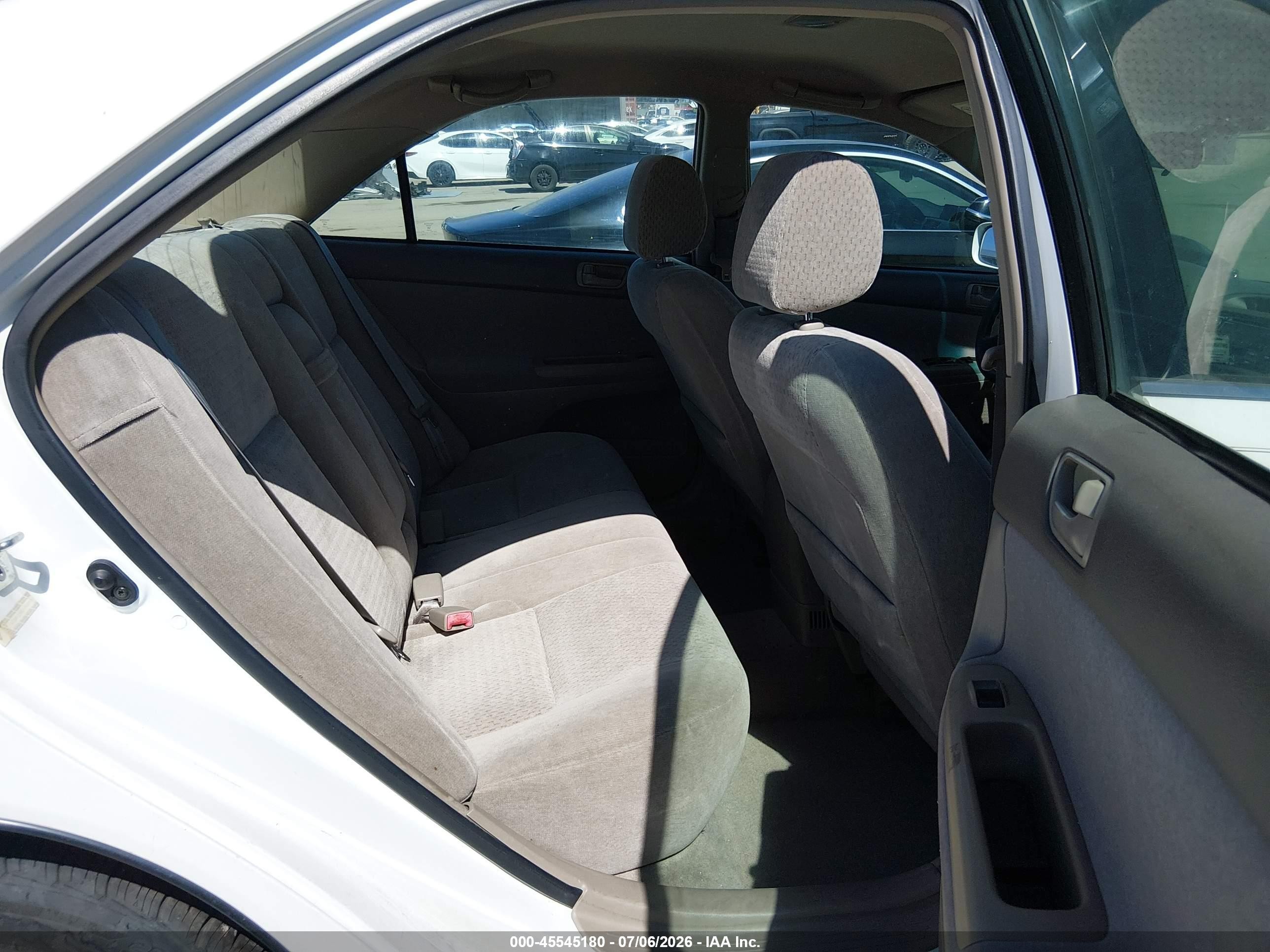 2002 Toyota Camry Le White vin: 4T1BF32KX2U008752